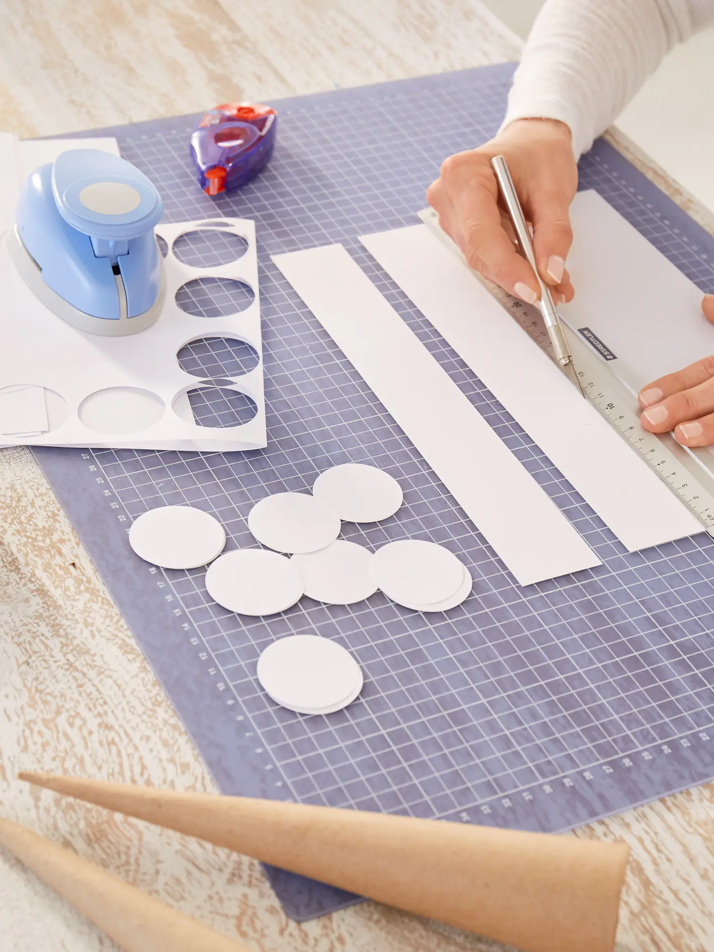 Stansa ut cirklar och klipp ut pappersremsor