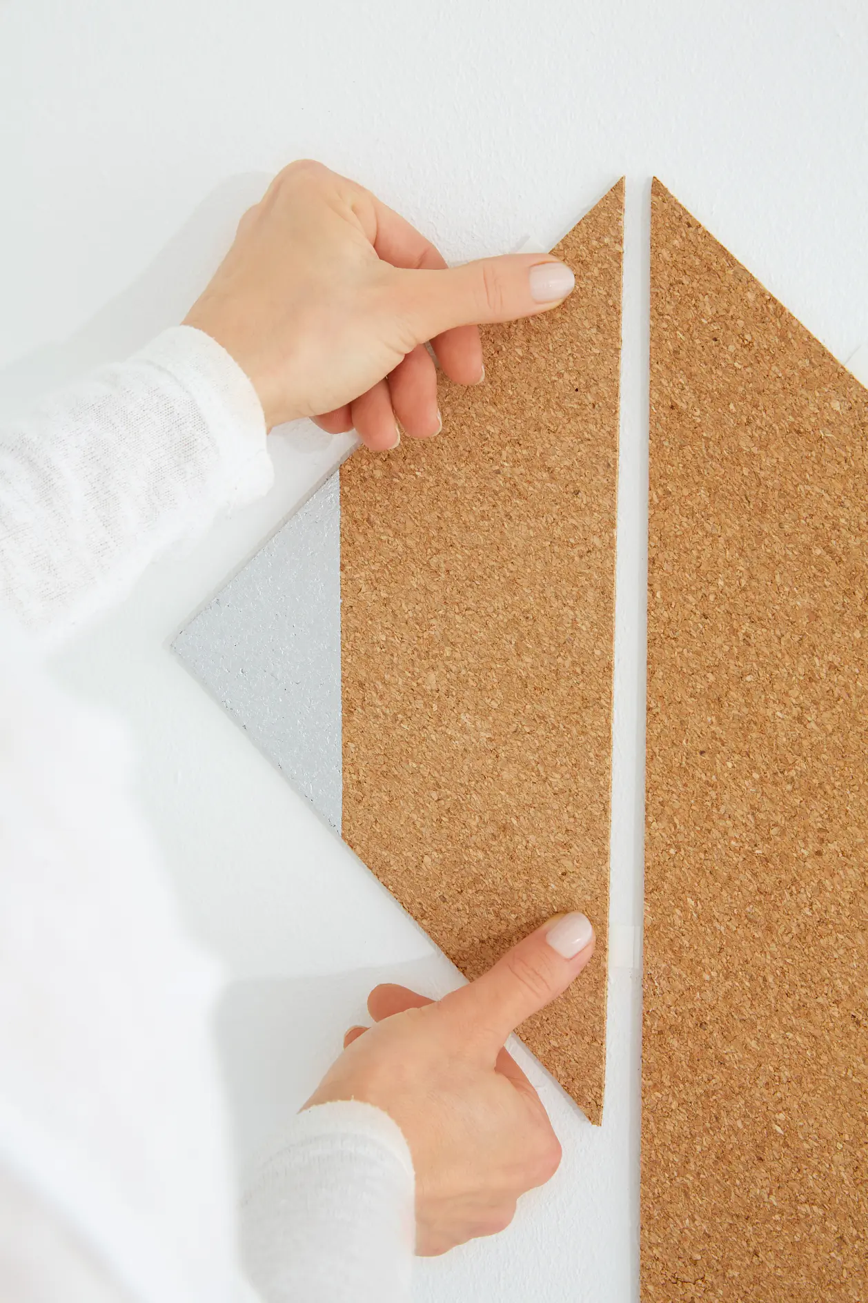 Tryck fast korkelementen på väggen