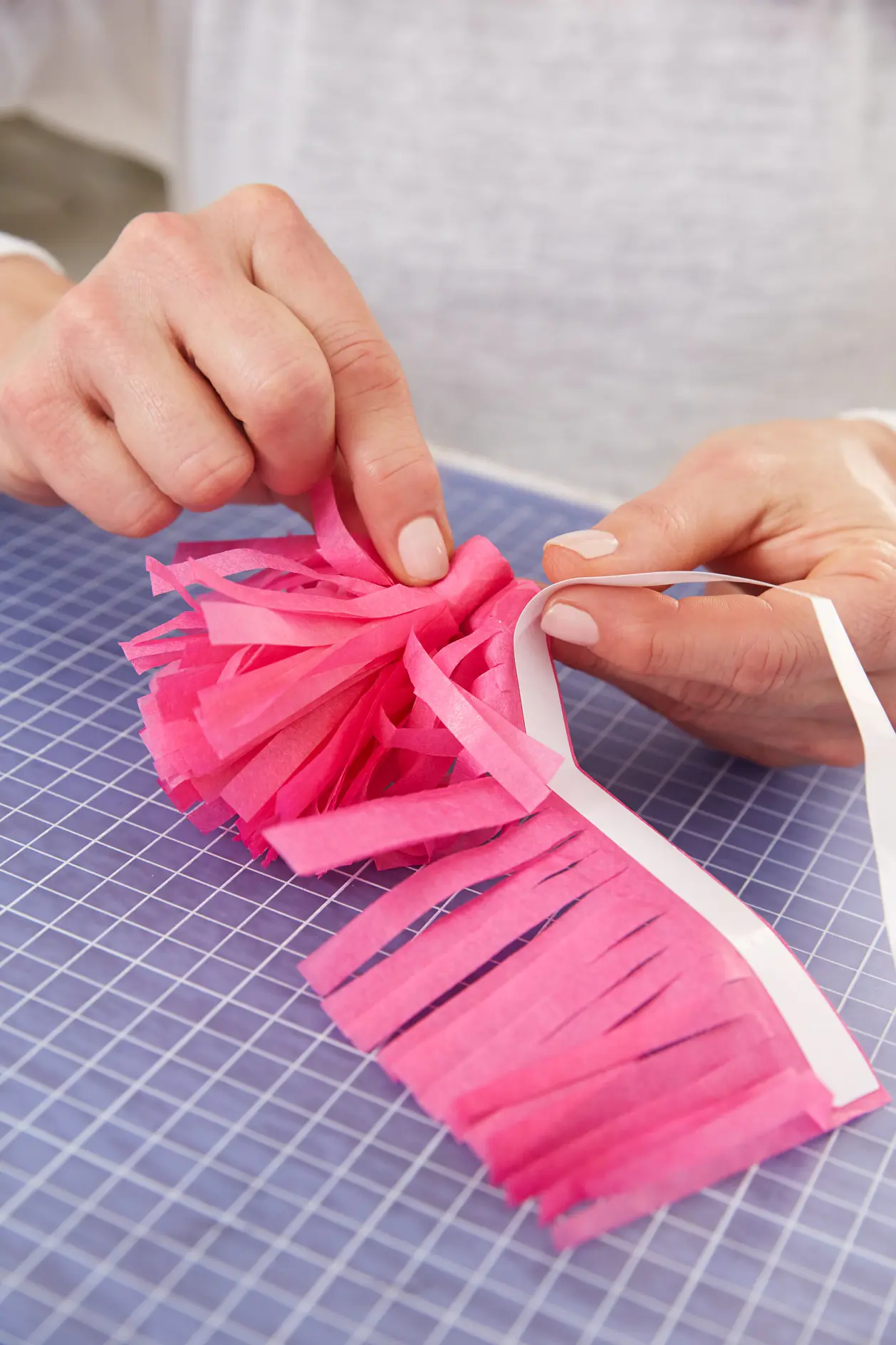 Ta bort skyddsfilmen och rulla upp remsorna