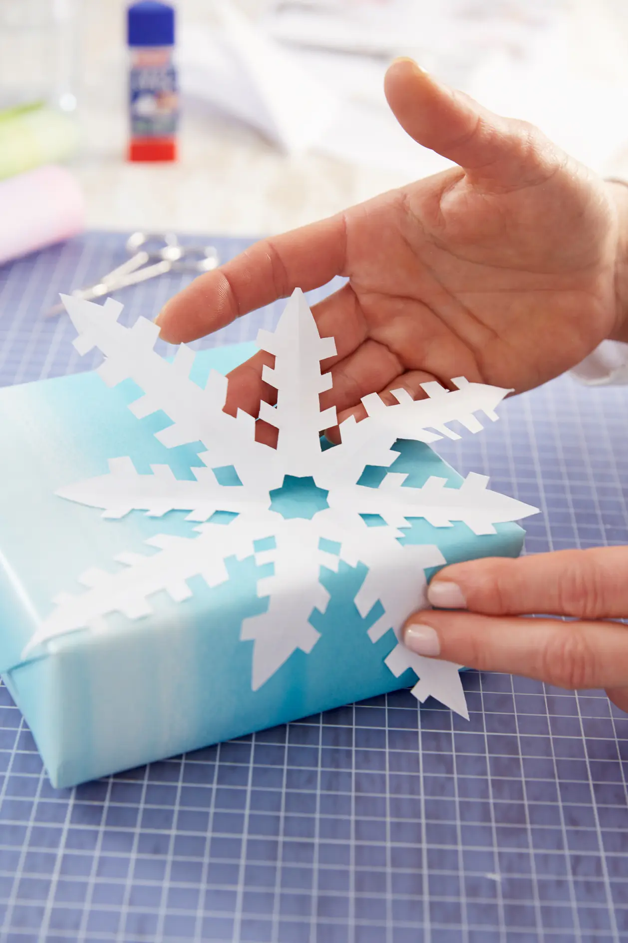 Placera snöflingan på det inslagna paketet