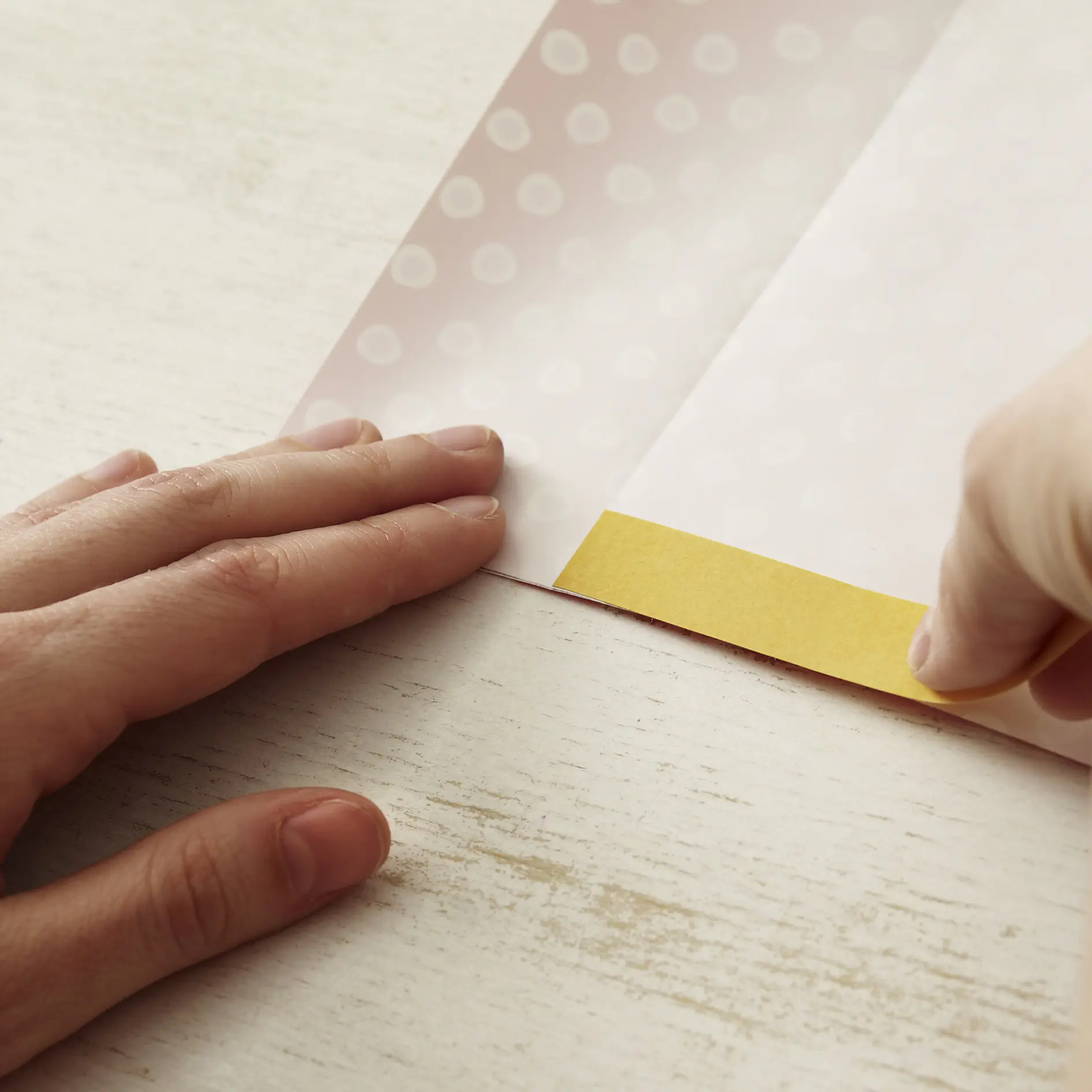 Applicera den dubbelsidiga tejpen.