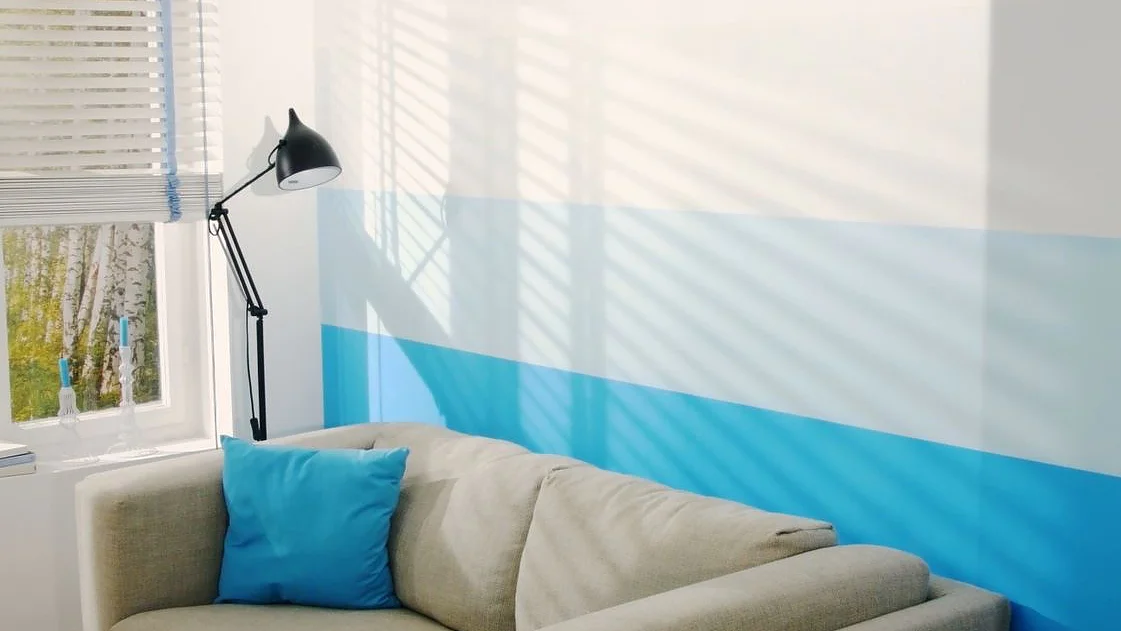 Skapa en innovativ färggradering för din vägg i fyra nyanser av blått med hjälp av tesa® maskeringstejp.