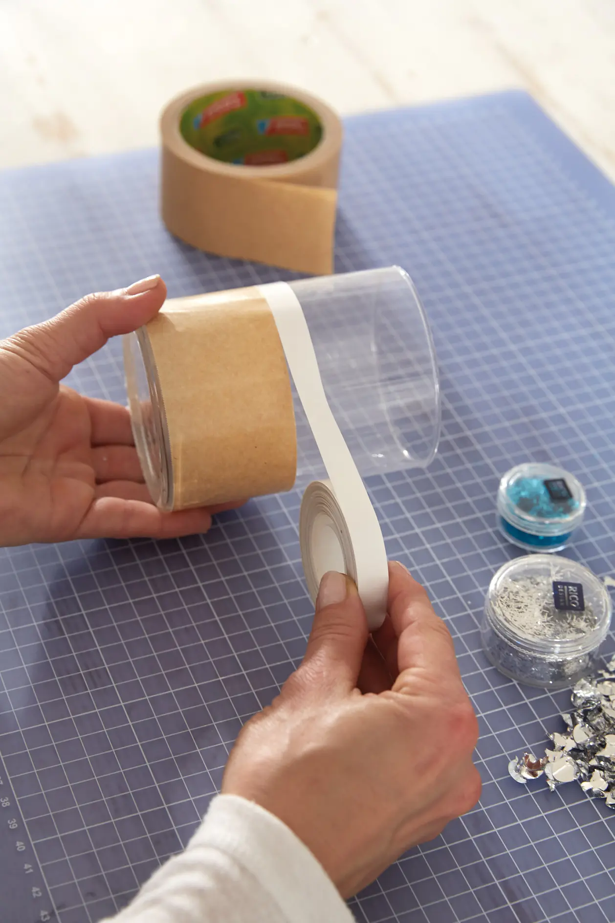 Fäst en remsa dubbelsidig tejp ovanpå.