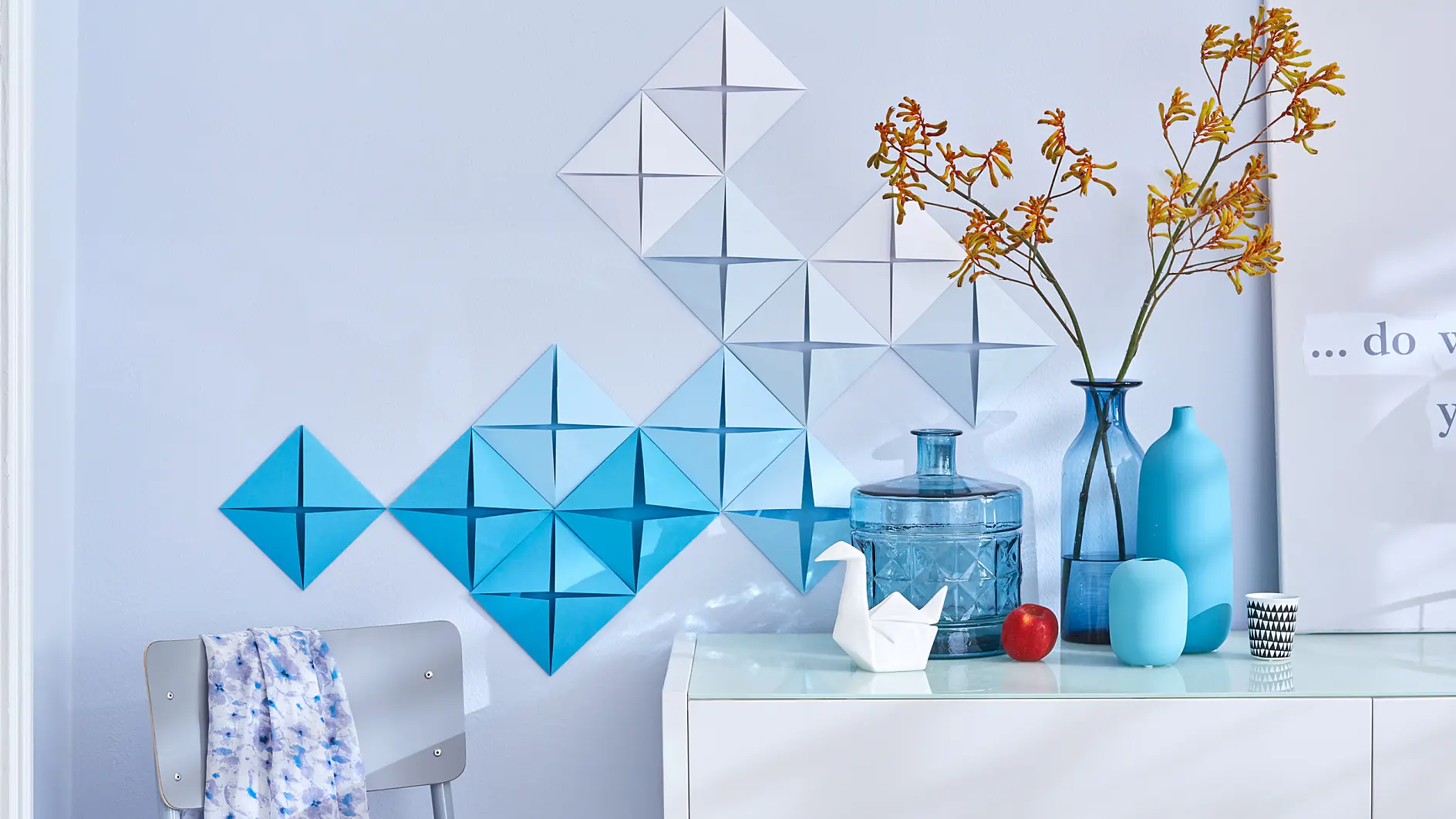 Den individuella DIY-väggdekorationen är en riktig blickfångare och bevisar att du inte behöver vända ut och in på fickorna för att ha god smak när det gäller inredning.