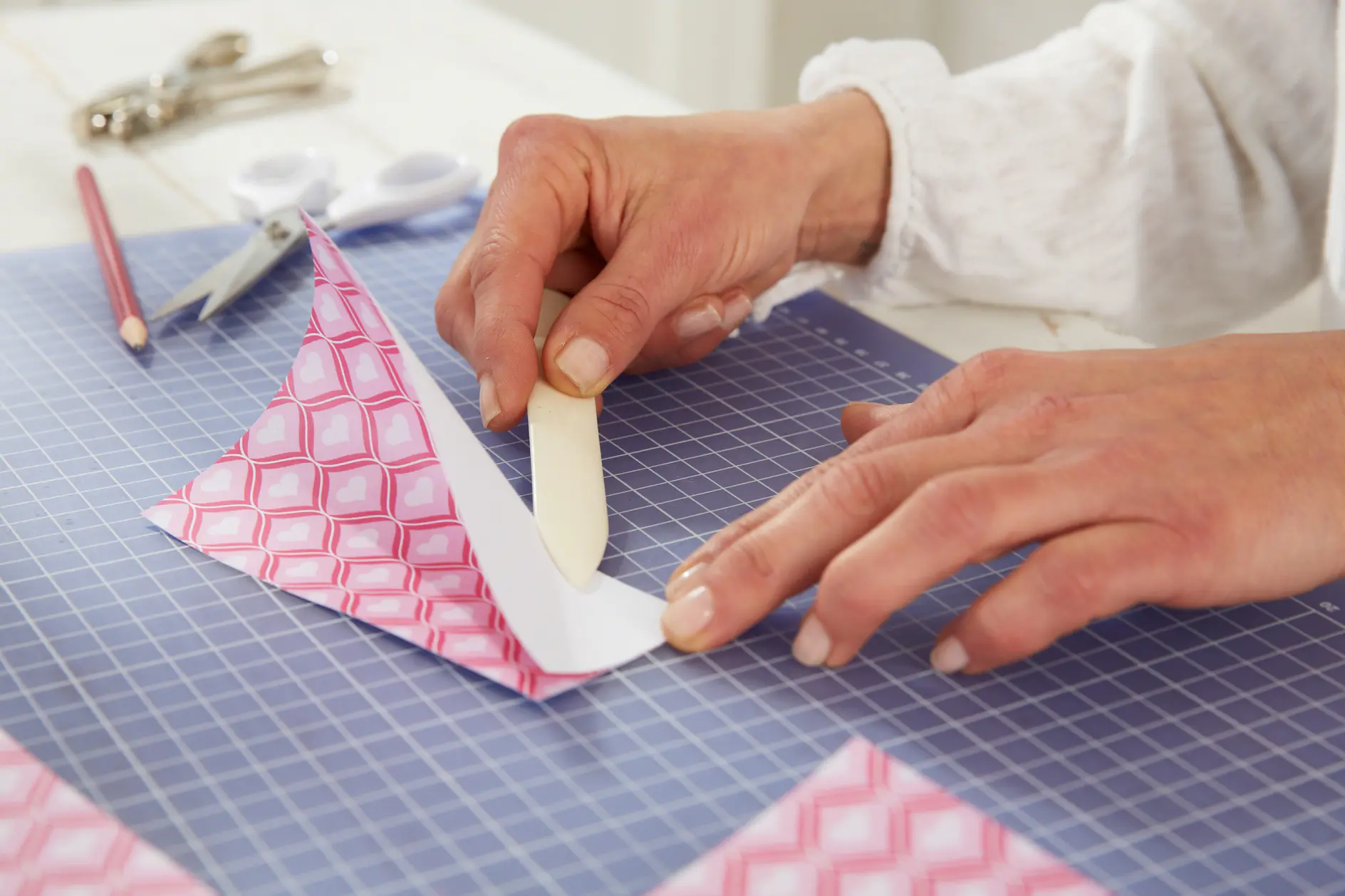 Gör en hjärtmall av tjockt papper.