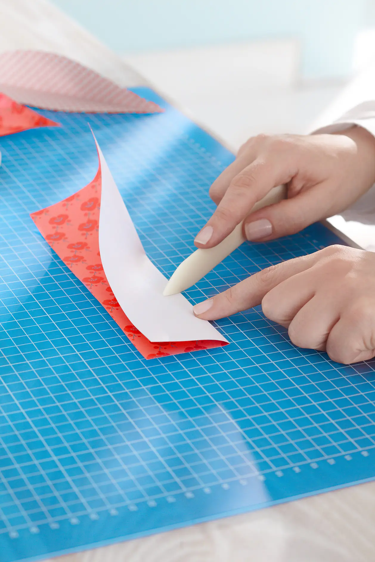 Skär ut en stencil från det stadiga pappret enligt mallen.