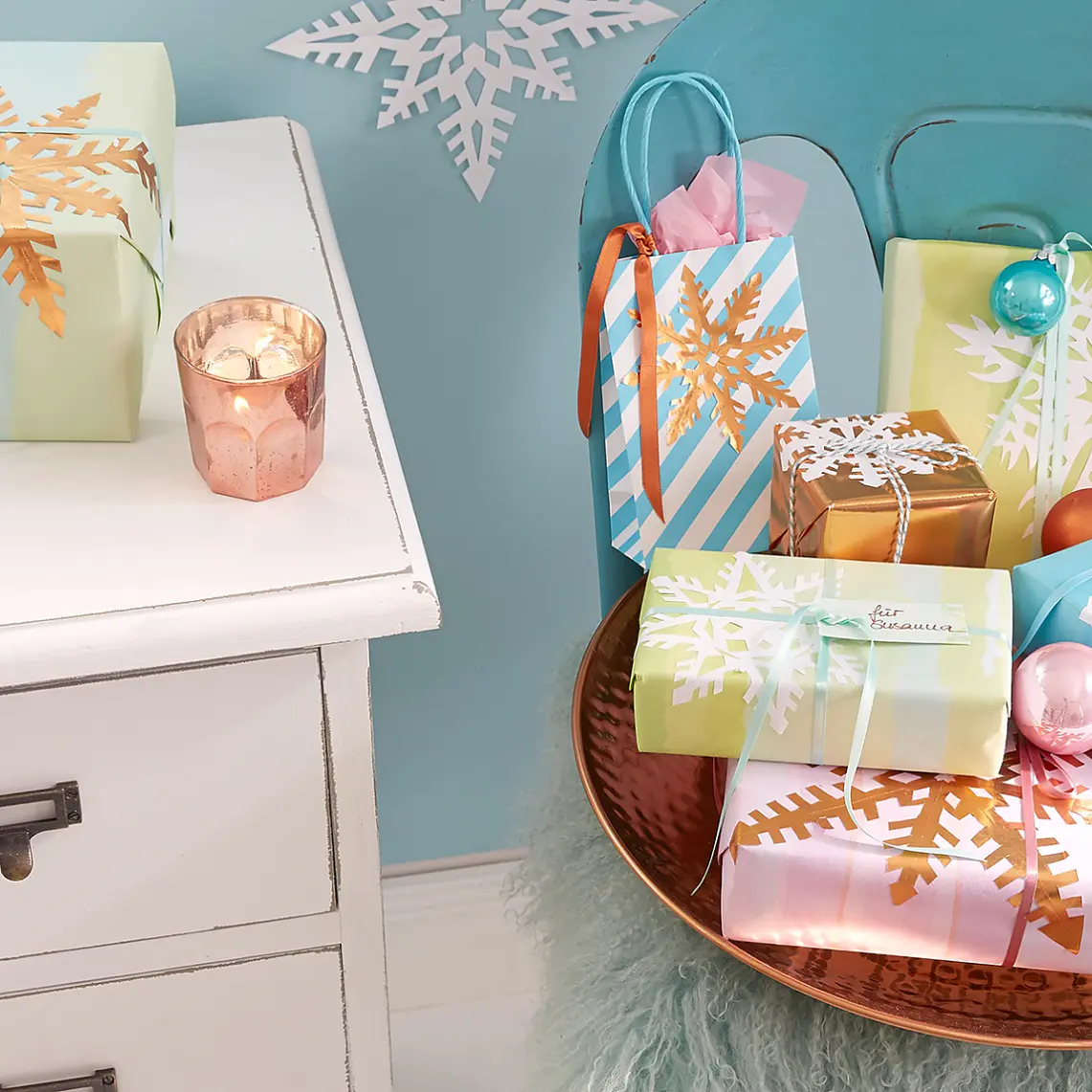 Vi vet inte om Mor Holle dekorerar sin gåva till Fader Frost med en iskristall. Det skulle dock vara en vacker idé – och dessutom enkel!