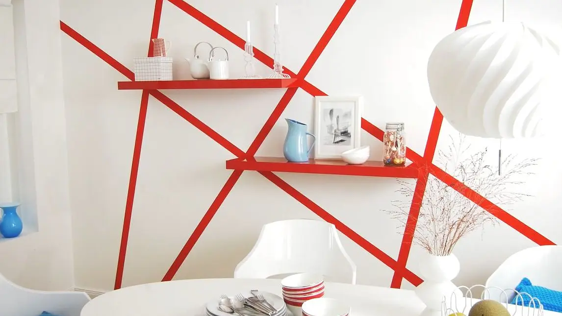 Rödrandig konst för din vägg med tesa® maskeringstejp. Innovativ och unik väggkonst för ditt hem.