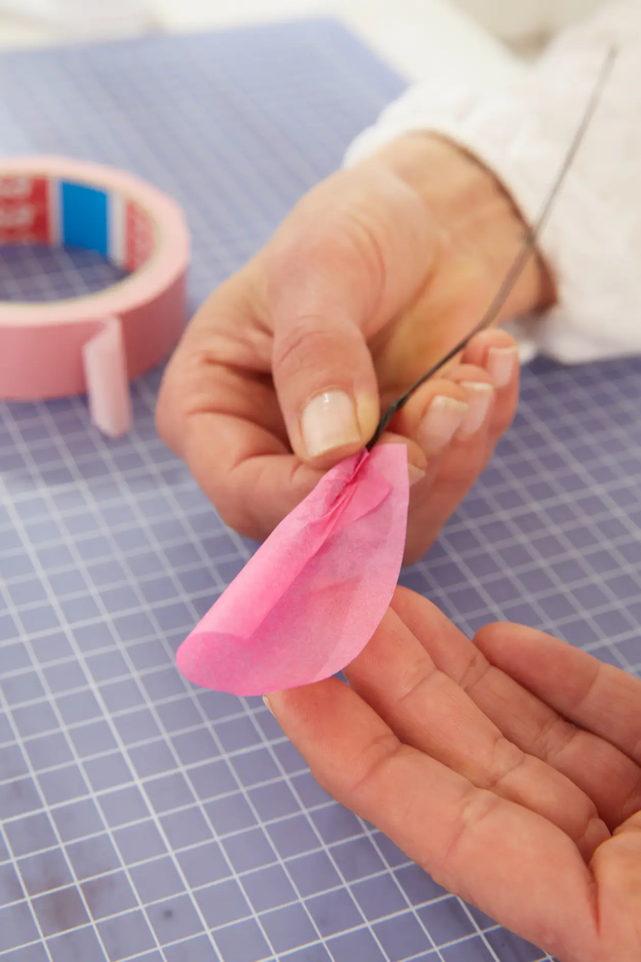 Gör-det-själv Ros av Silkespapper / Steg 6: Linda