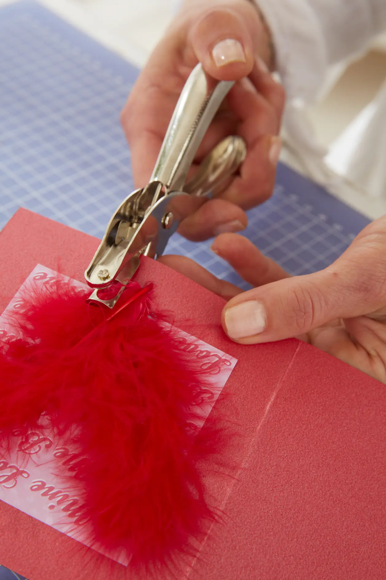 Gör-det-själv Alla hjärtans dag-kort / Steg 5: Slå hål i kortet