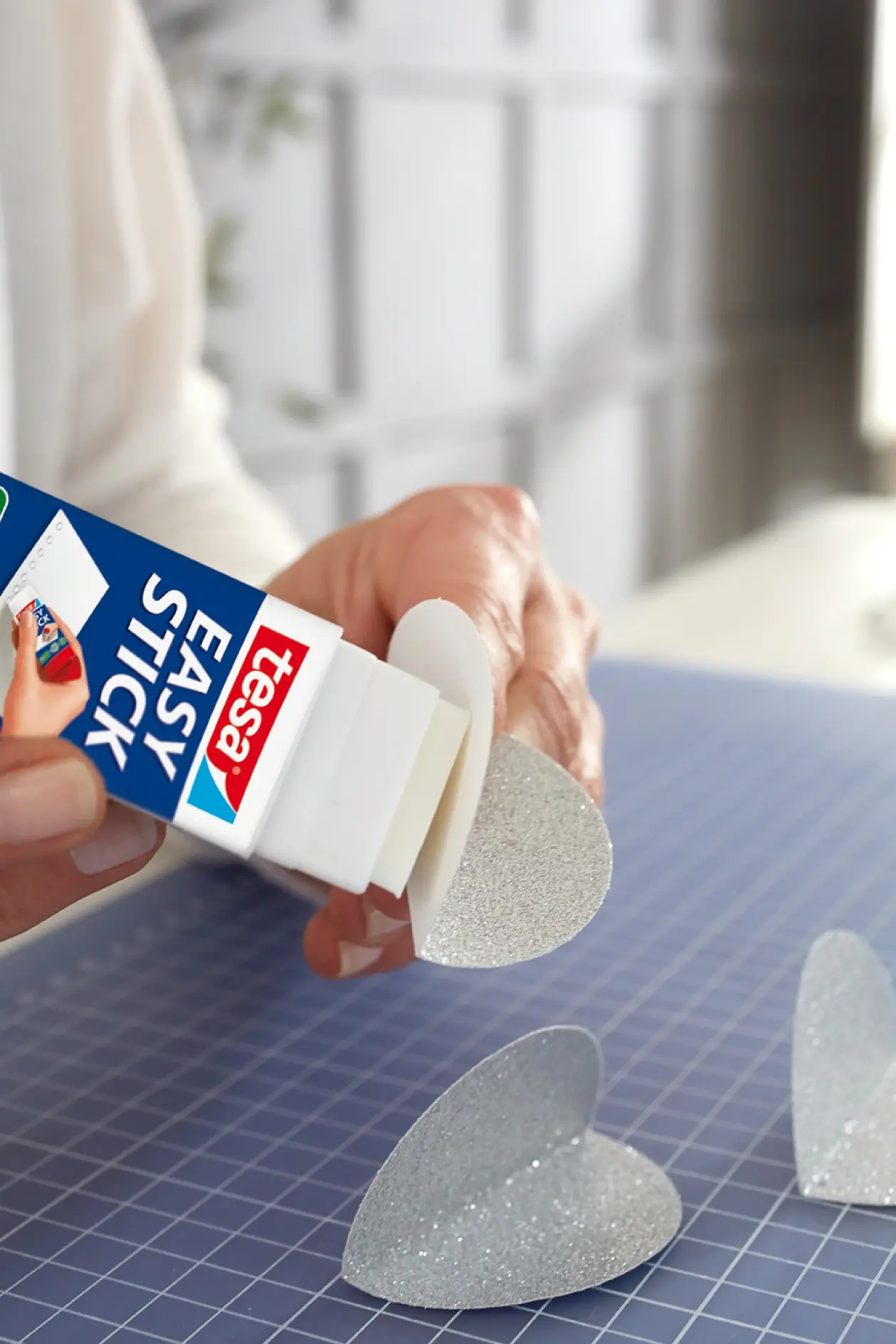 Applicera tesa Easy Stick ecoLogo®.