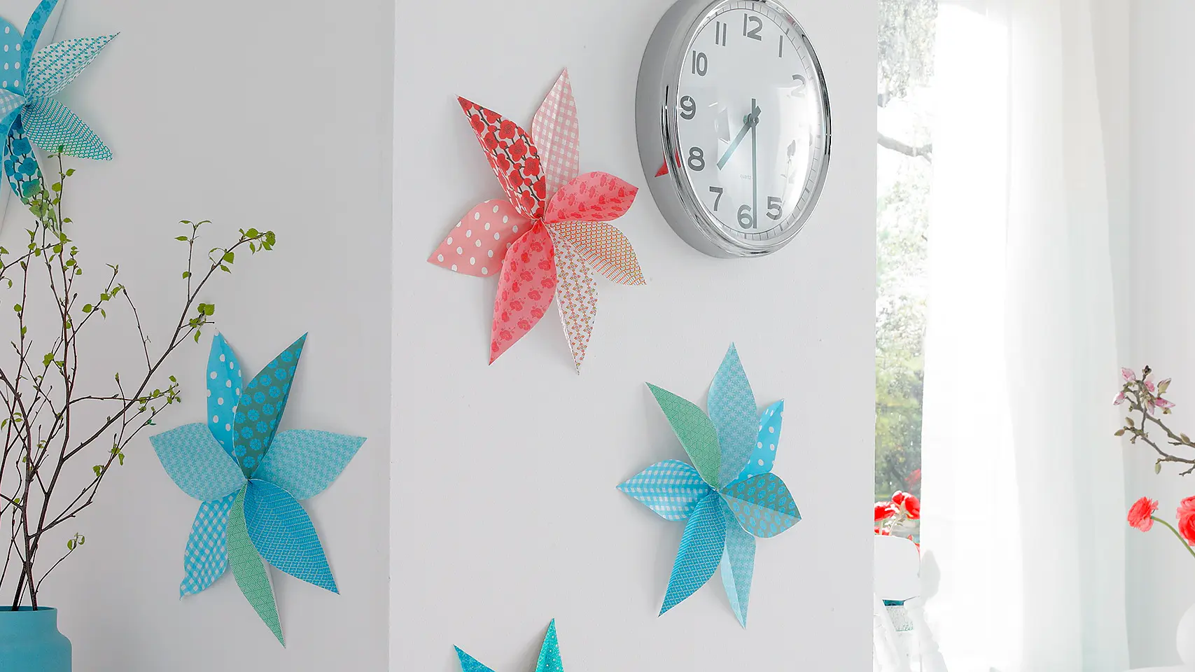 Glöm väggdekaler – nu kan dina favoritpapper få sin stora stund: Vi blandar dem, viker dem till stora blommor och hänger dem på väggen som tavlor.