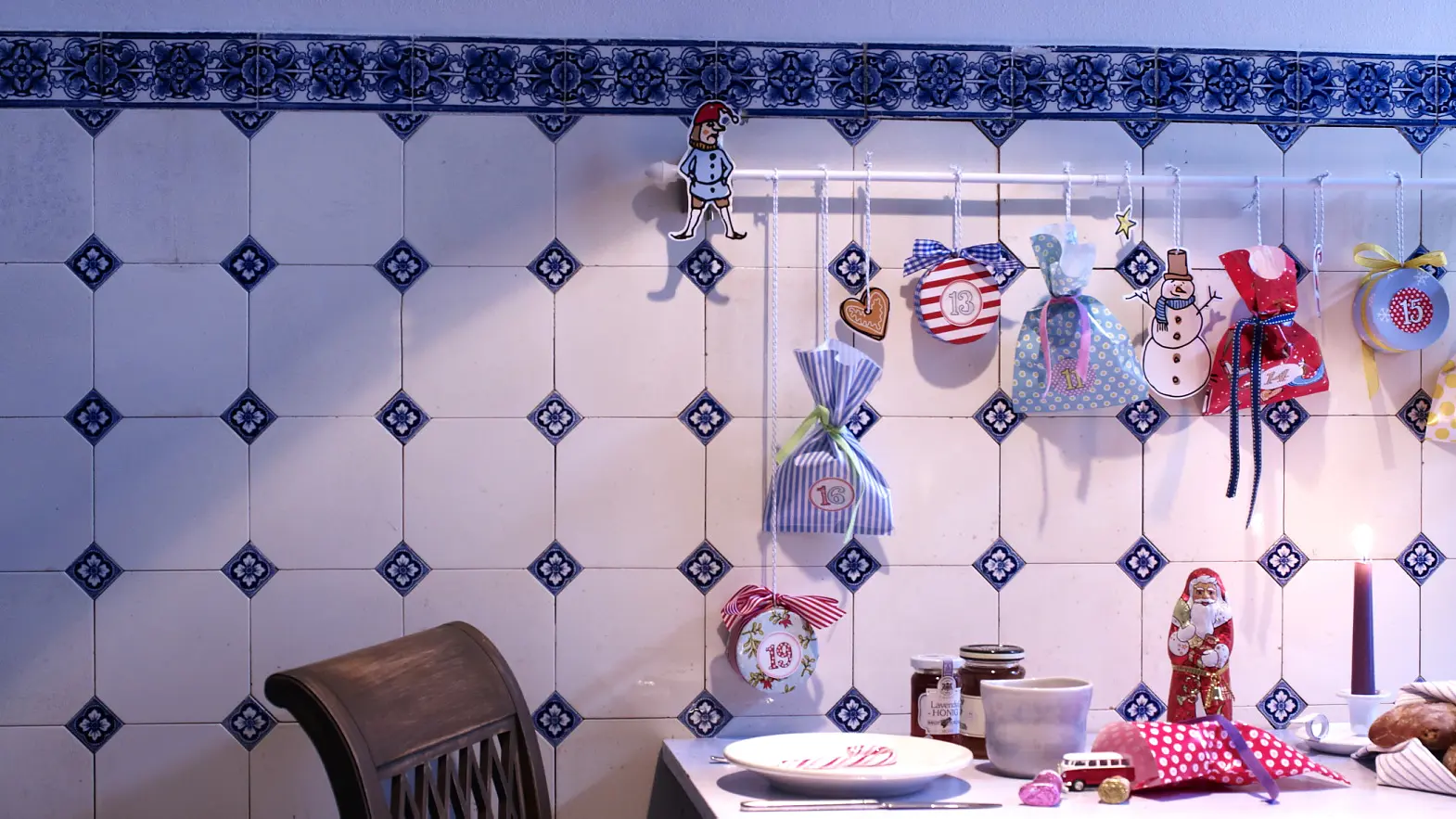 Fyll påsarna med godis och överraska din familj med en egenhändigt gjord adventskalender!