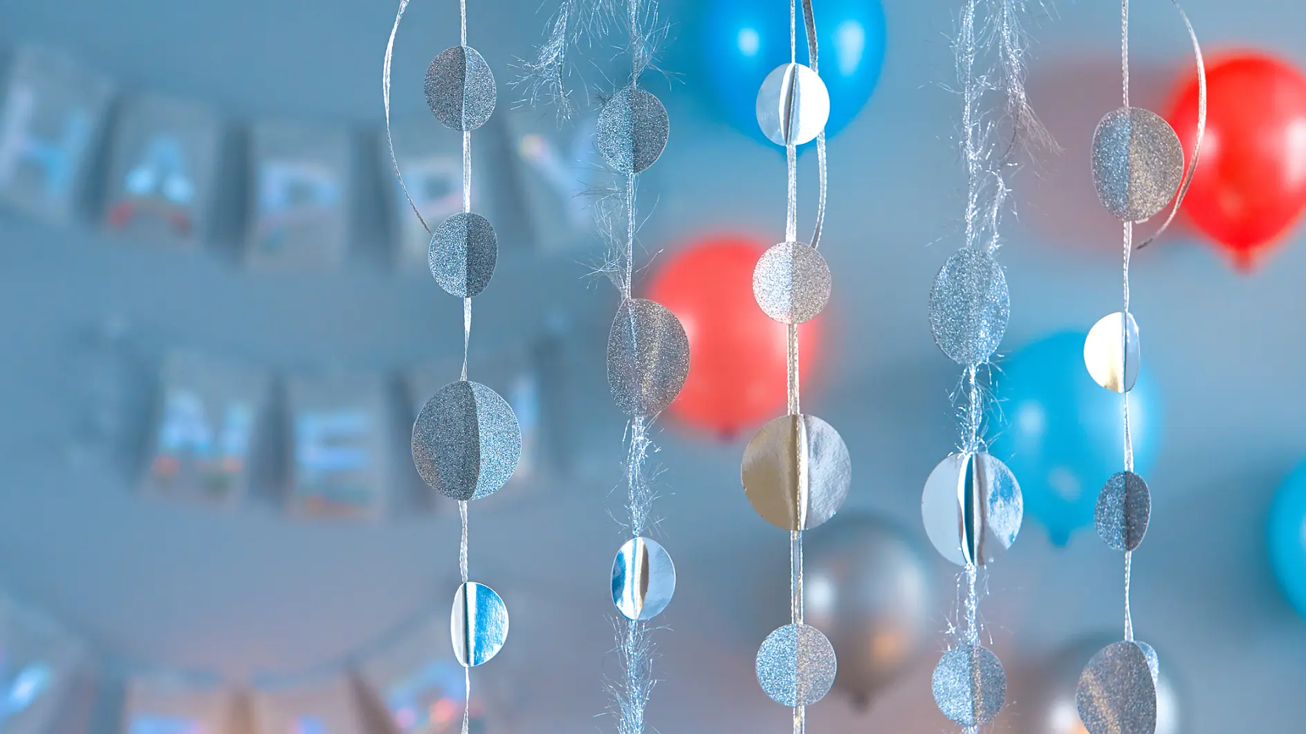 Som ett magiskt fyrverkeri: Nåväl, kanske glittrar inte pärlgirlangen lika bländande, men den gnistrar fint, är miljövänlig och mycket billigare.