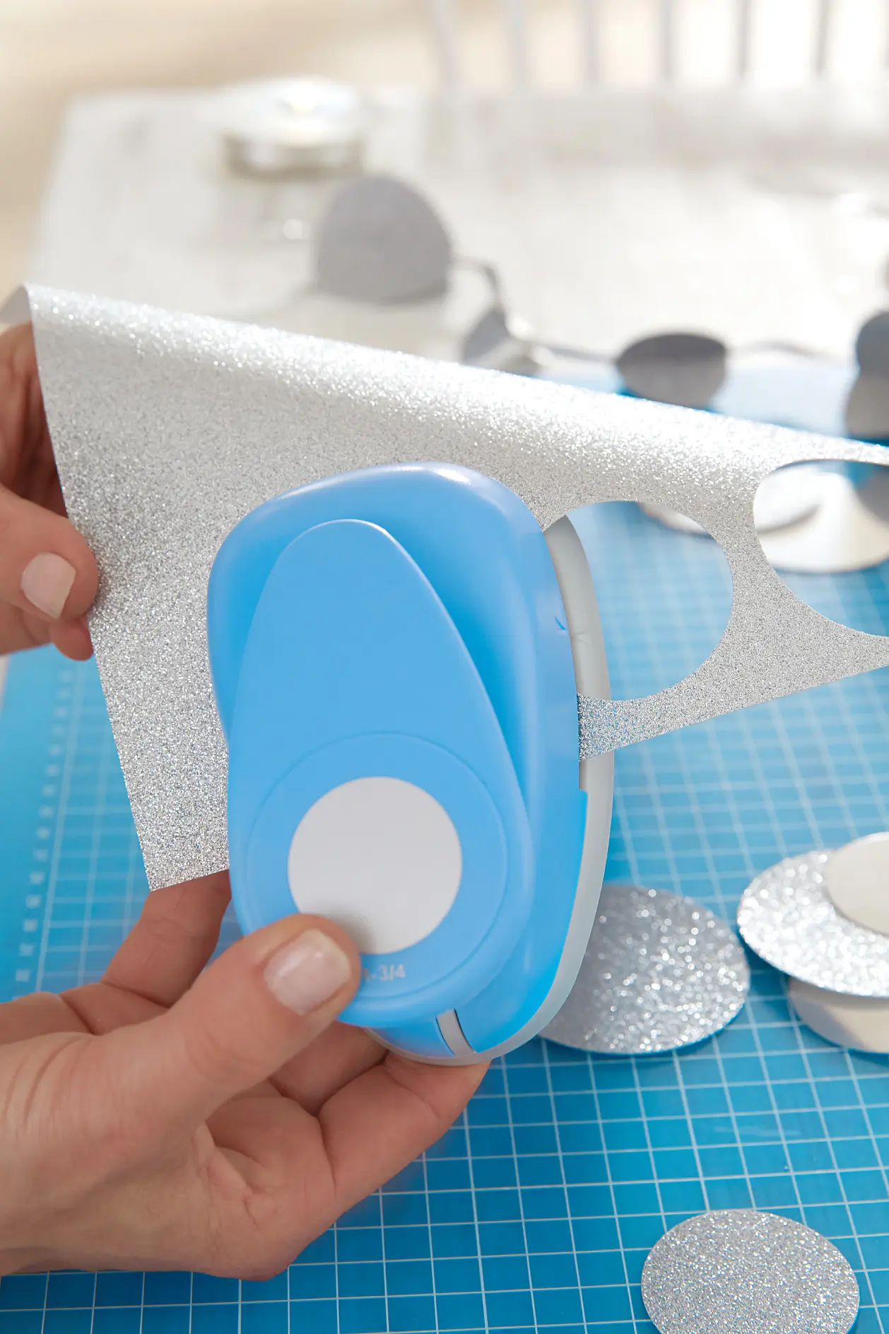 Stansa cirklar från kartongen.