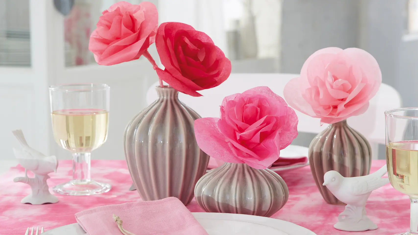 Dessa rosor av silkespapper är tänkta att vara för evigheten. De håller mycket längre än riktiga rosor i vasen. Finns det ett vackrare kärleksbevis?