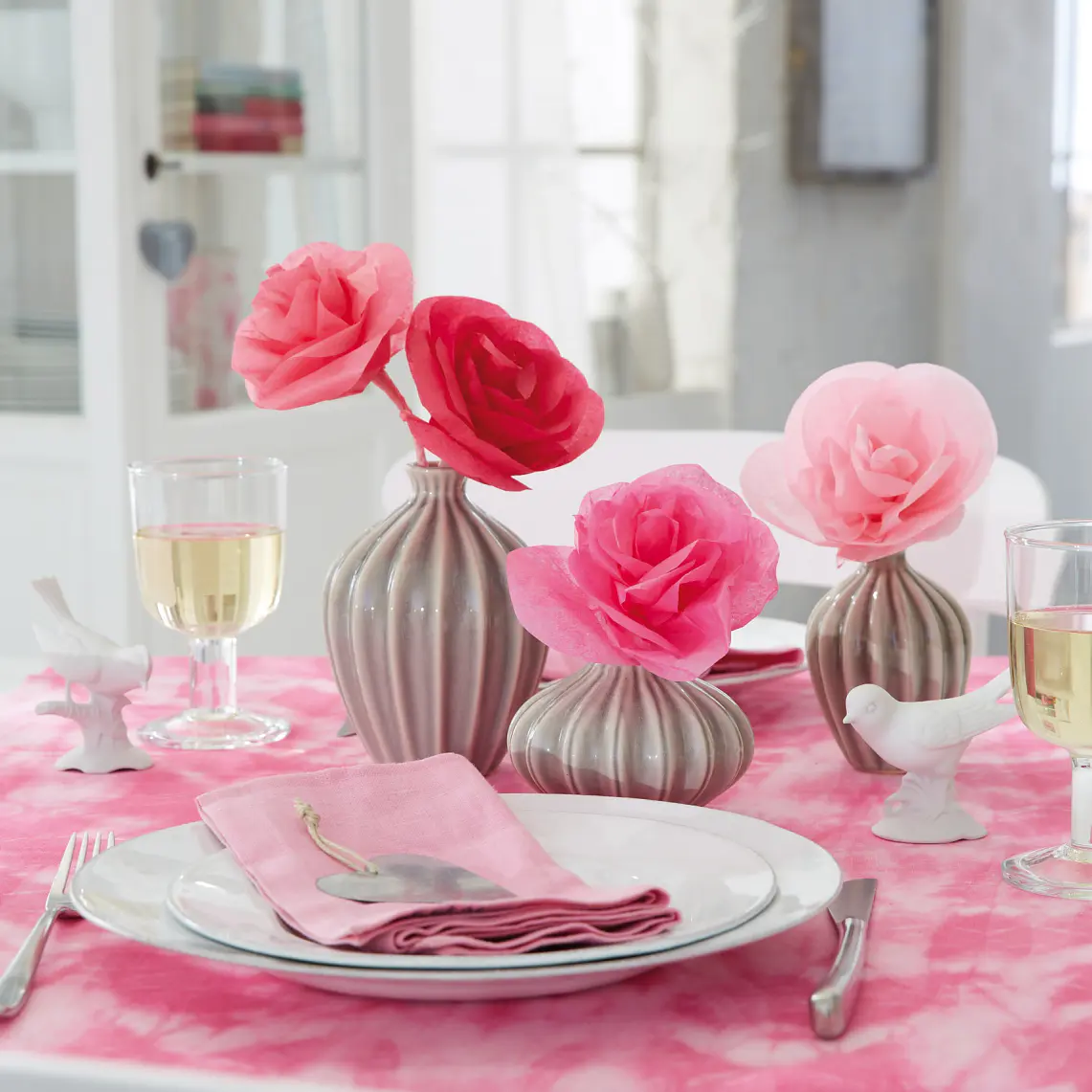 Dessa rosor av silkespapper är tänkta att vara för evigheten. De håller mycket längre än riktiga rosor i vasen. Finns det ett vackrare kärleksbevis?