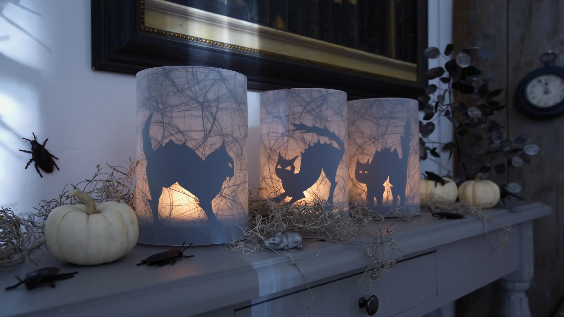 Lyktorna som du dekorerar själv sprider en äkta Halloween-stämning och ger kusliga gäster en riktig skrämsel.