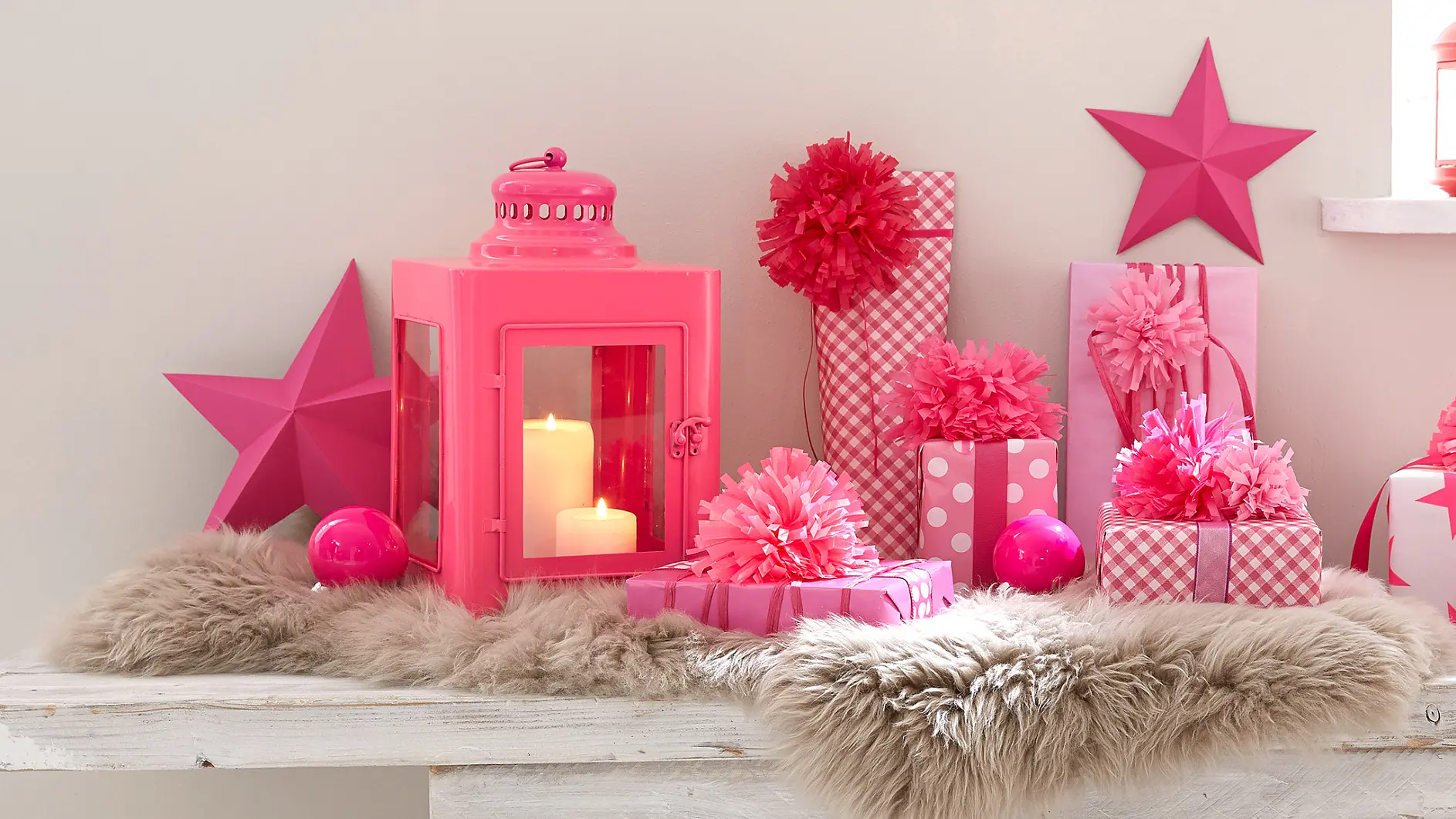 Om du till jul vill ge rosiga tider till dina nära och kära, slå in presenterna i rosa-vitt papper och dekorera dem med magnifika pompoms!