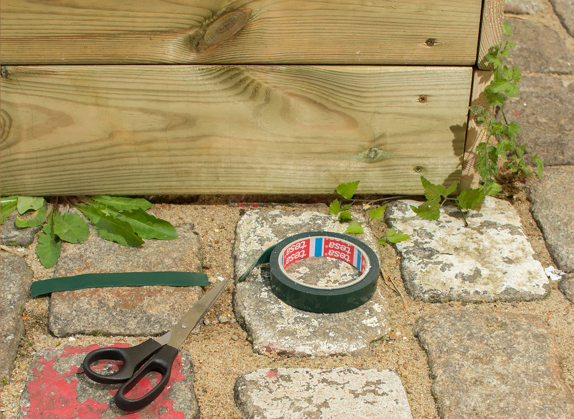 DIY Decorate sandbox / Step 2: Tape