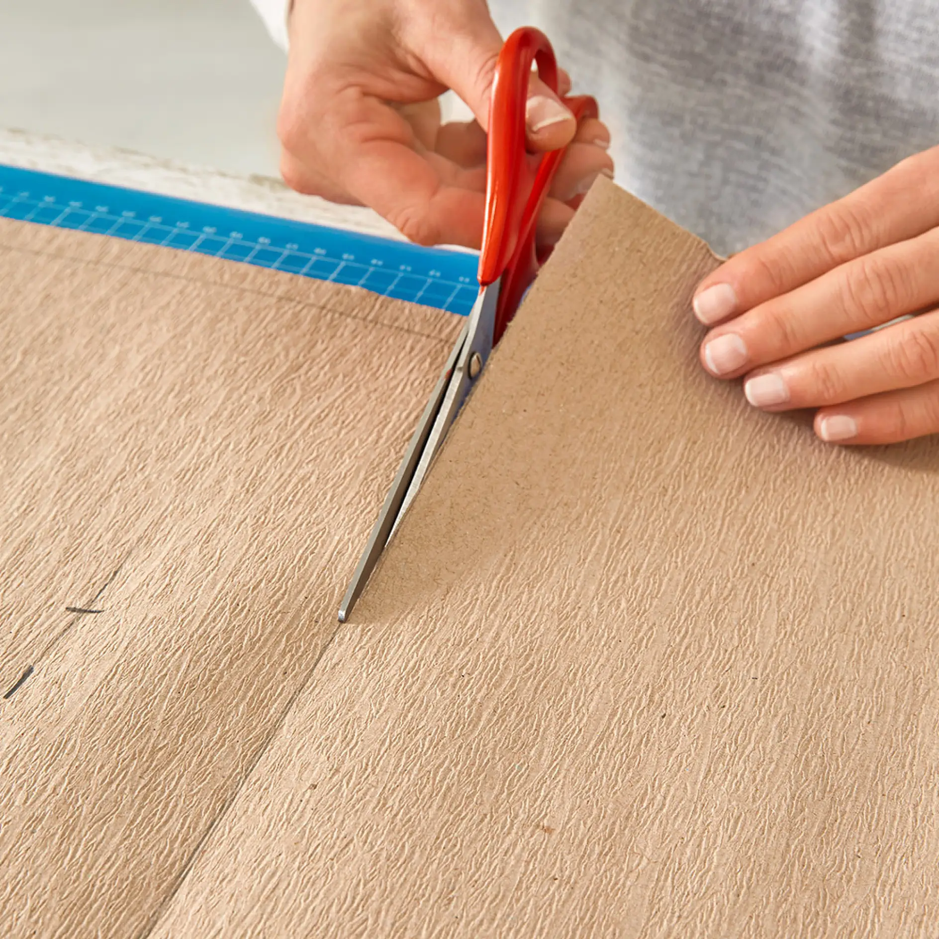 Använda maskeringstejp för tapeter och gips för att bestämma placering för ett väggcollage.
