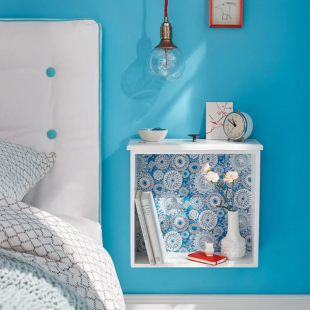 Skapa ett hemmagjort sängbord av en byrålåda!