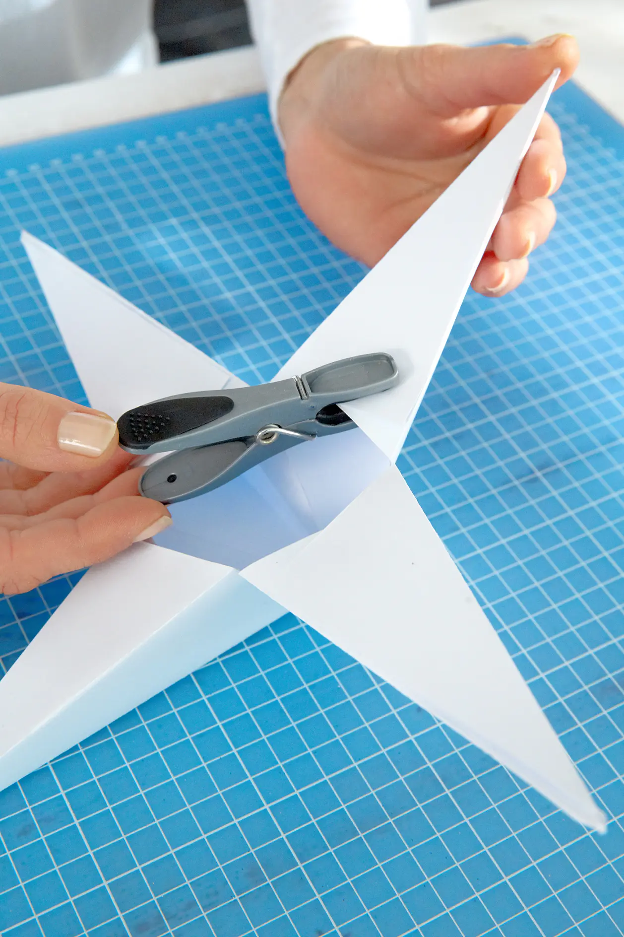 DIY Paper Stars / Step 10: Set with a clothespin