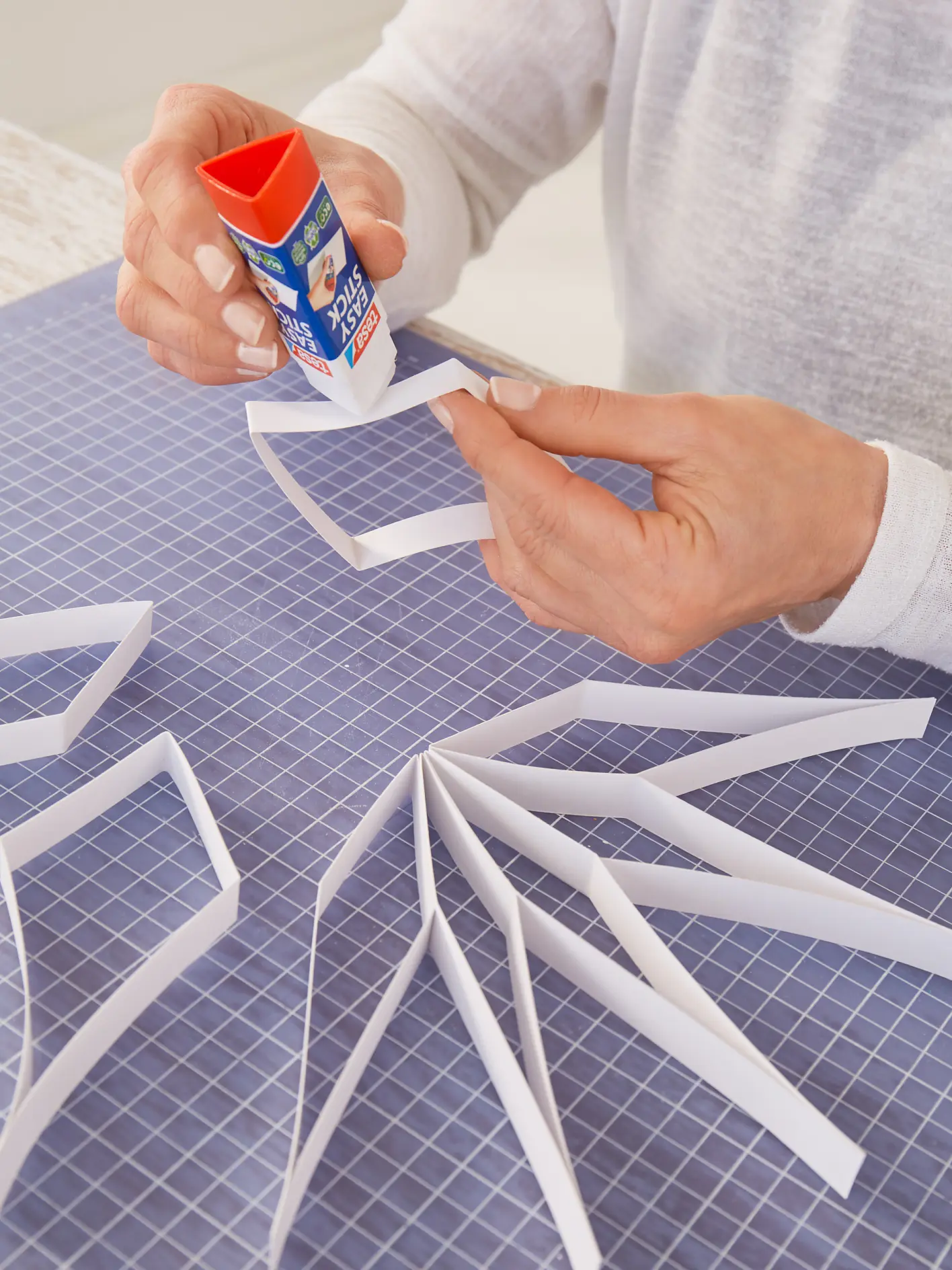 Applicera lim på de korta kanterna