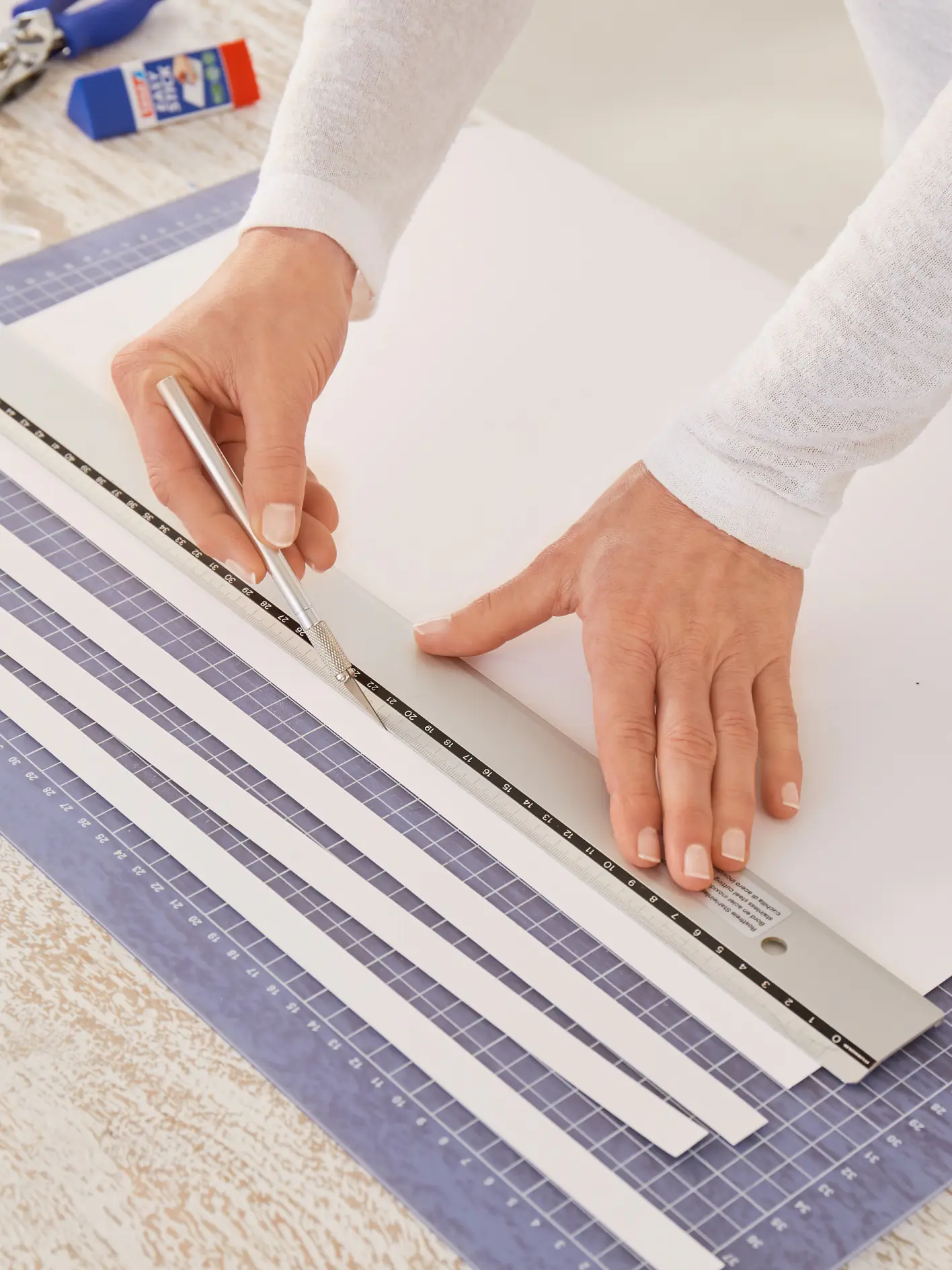 Skär 1,5 cm remsor från det vita pappret