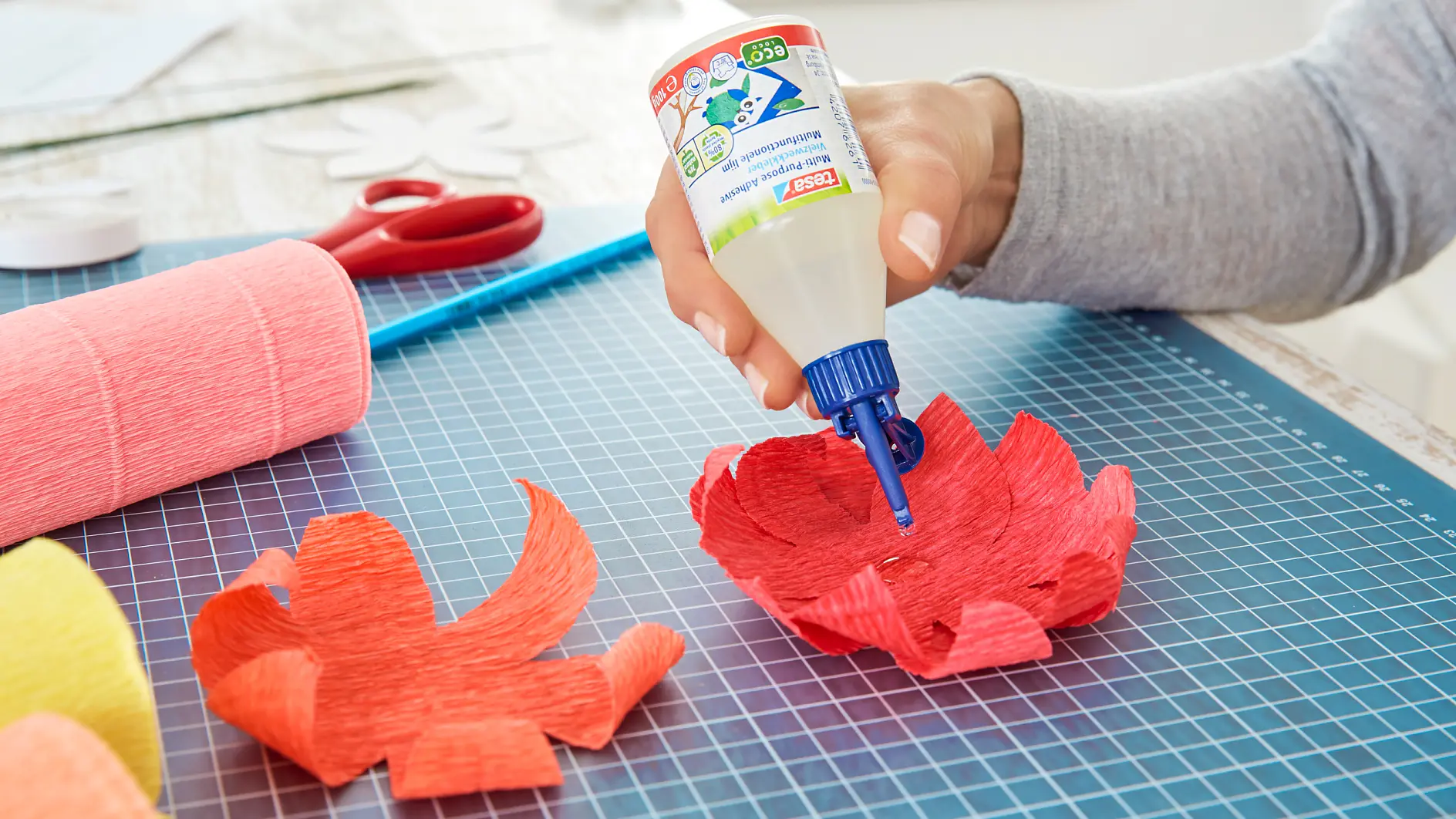 Gör-det-själv pappersblomma / Steg 3: Limma den