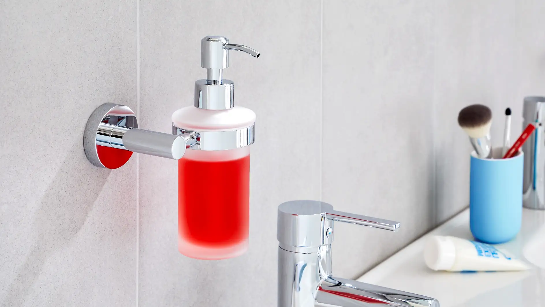 Inred ditt badrum med snygga tillbehör som gör att du kan förvara dina toalettartiklar med varje sak på sin plats.