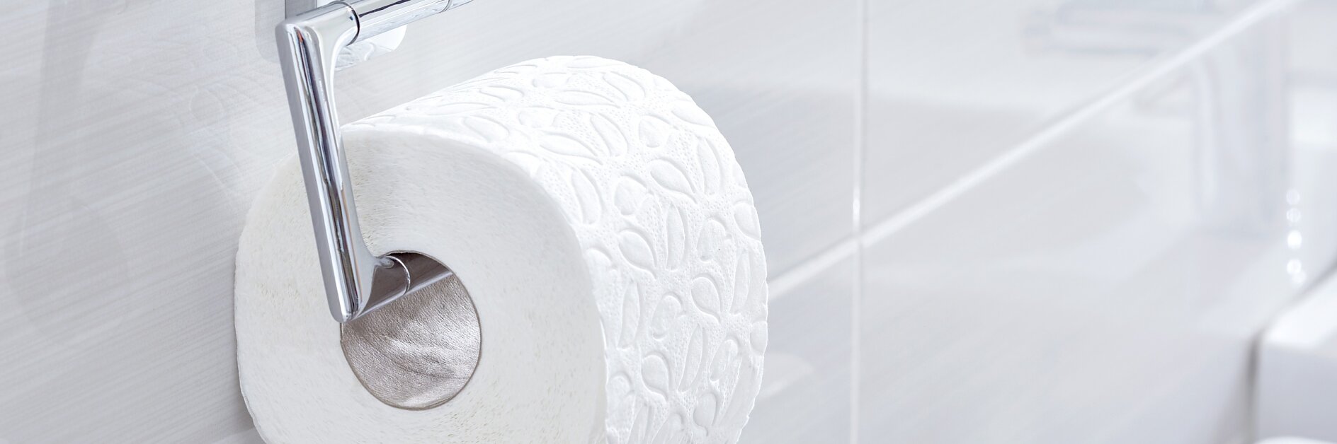 Praktisk möter modern design i krom eller pläterad nickel för att matcha din inredning.