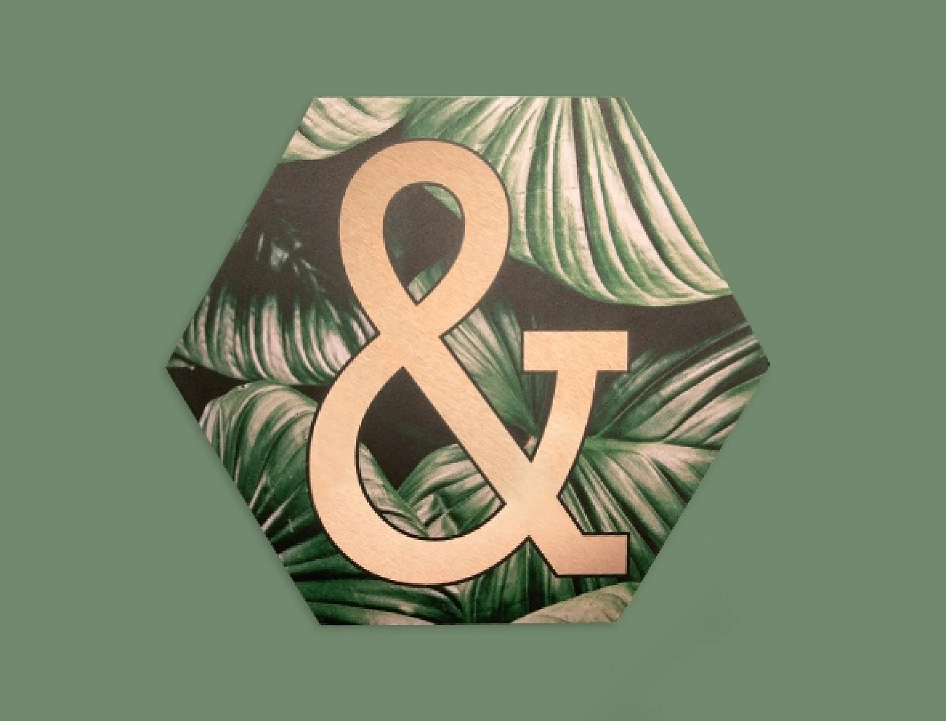 En sexkantig skylt med en stor guld-et-teckensymbol. Bakgrunden består av ett mönster av gröna löv, och bildens övergripande bakgrundsfärg är en matchande grön. (This text has been generated by AI)