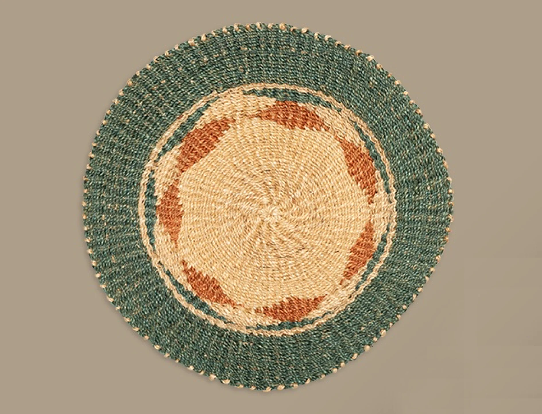 En rundvävd matta med cirkulärt mönster. Mitten är beige med en intrikat design, omgiven av omväxlande ringar av solbränna och grönt. Den yttre kanten har ett tjockt grönt band med subtil textur. (This text has been generated by AI)