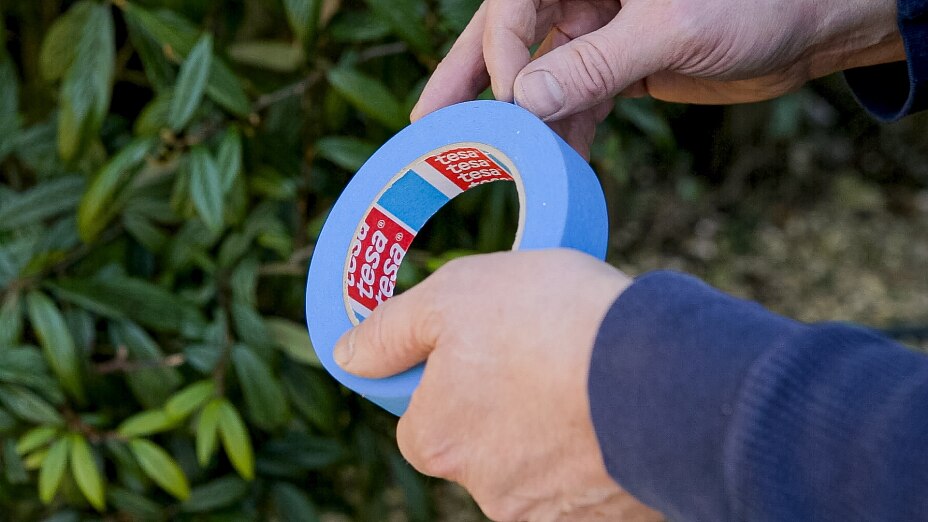 tesa – Maskering av fönster inför sprutmålning av ett förråd_(109) tesa – Maskering av fönster inför sprutmålning av ett förråd_(109)
