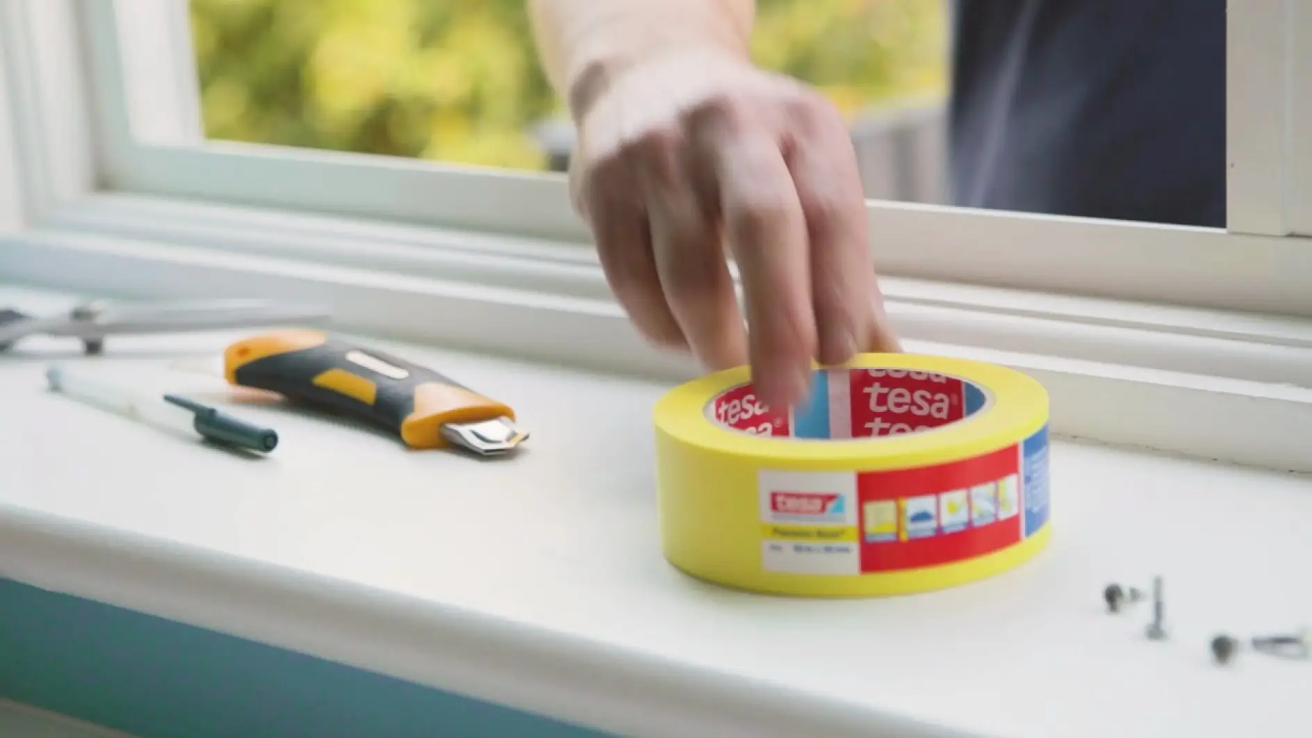 Sprutmåla dina fönsterramar för att ändra utseendet på ditt hem