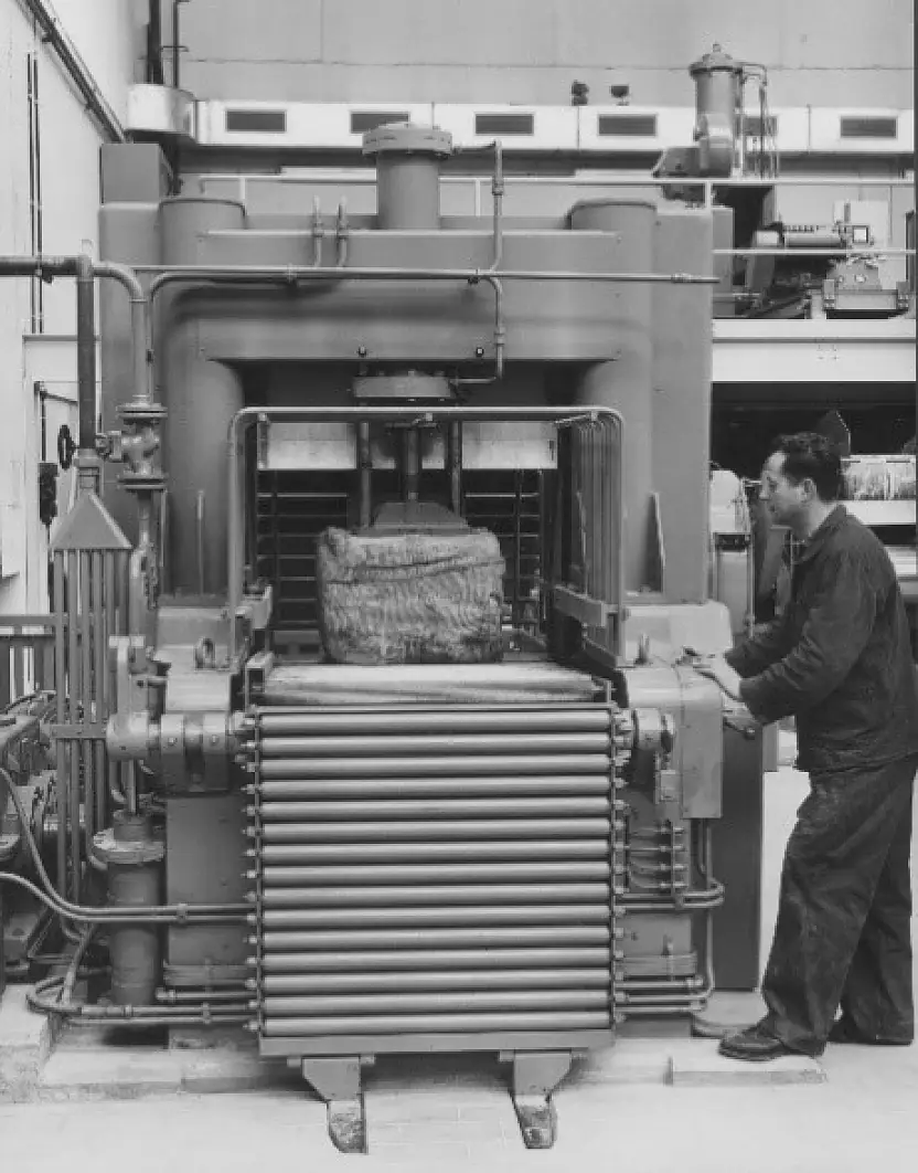 Medan gummi var huvudkomponenten i häftämnena 1971 använder tesa i dag ofta akrylater i de självhäftande lösningarna.