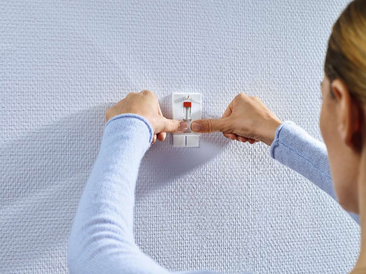 [en-en] tesa Smart Mounting System Adhesive Nail Adjustable 2kg Step 13 of 17 wallpaper