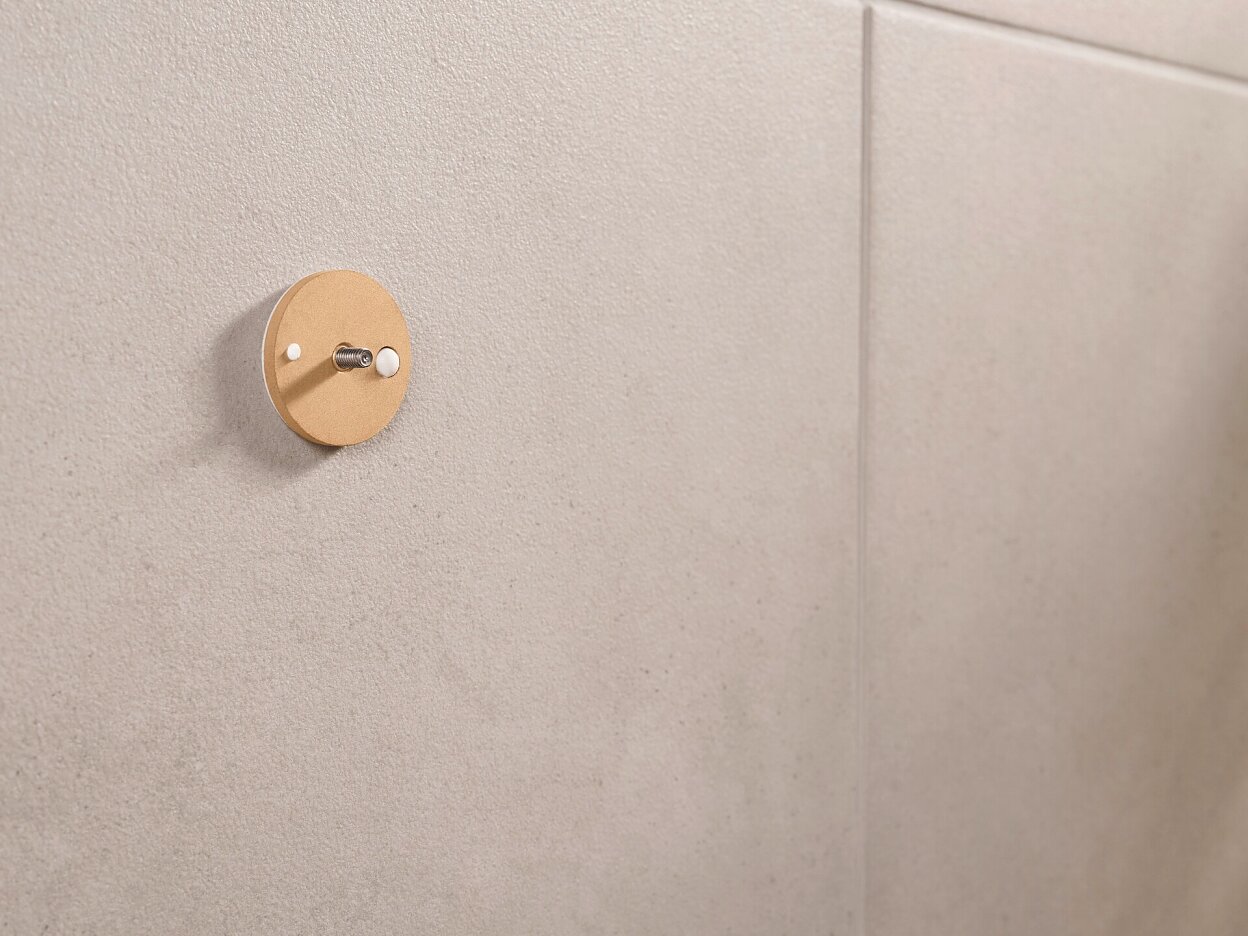 tesa_Moon_coloured_towel-hook_step_04of10_ap
