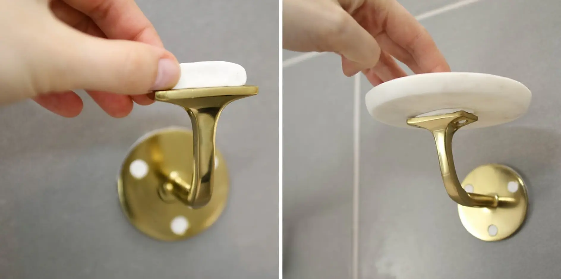 Två bilder av en väggmonterad, guldfärgad tvålhållare i ett badrum. Den ena visar en hand som placerar ett runt, vitt tvålfat på hållaren med hjälp av tesa-tejp. Den andra bilden visar en hand som justerar tvålfatet som redan sitter fast på hållaren med tesa-tejp. (This text has been generated by AI)