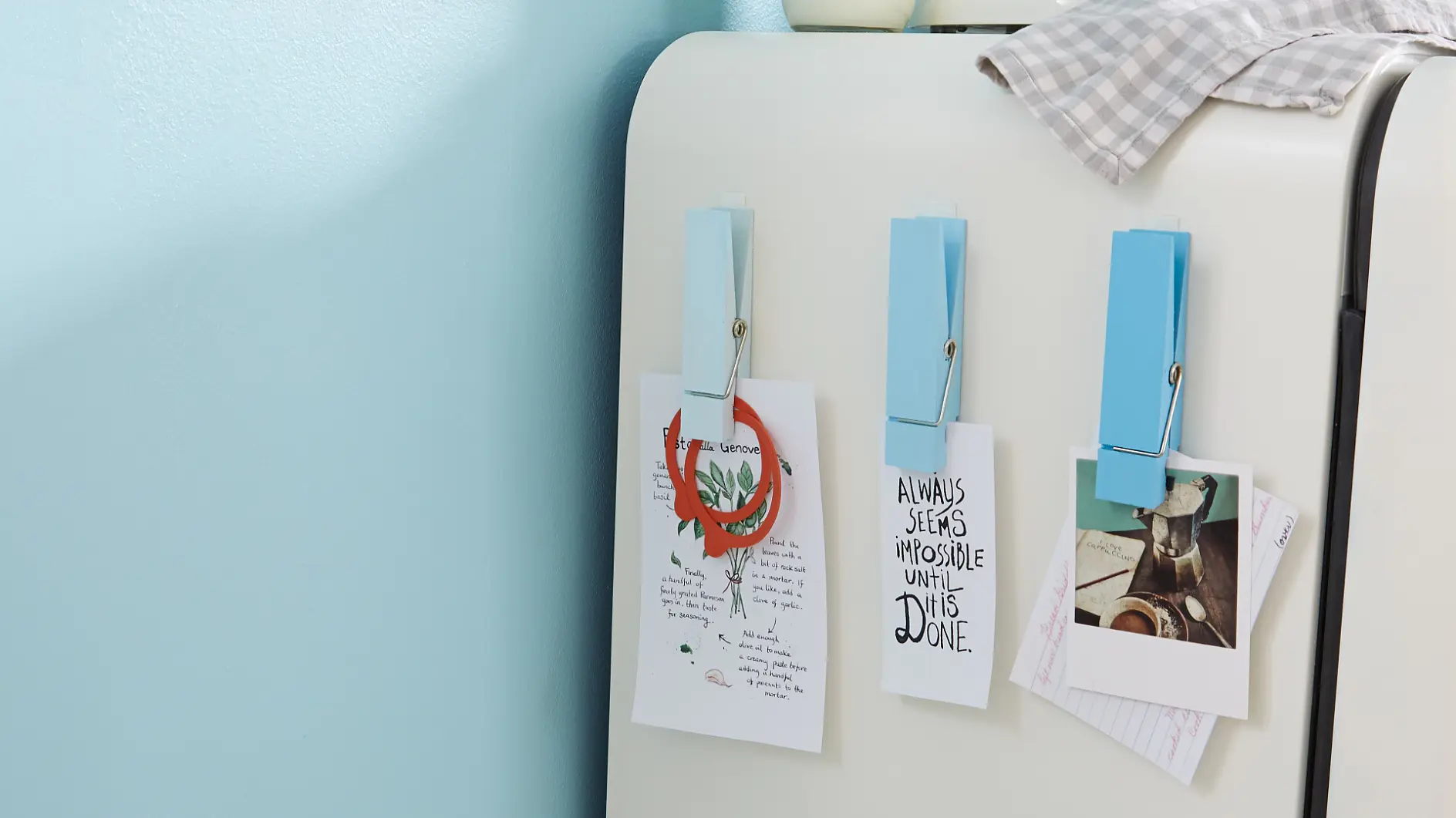 Så irriterande när papper och kvitton flyger runt i köket, inte går att hitta eller får fettfläckar. Om de däremot hålls på plats av stora tvättklämmor och samlas på kylskåpet, råder det ordning. Och eftersom Powerstrips® fäster nästan överallt, kan klämmorna också hängas på kakel eller i dörrkarmen.