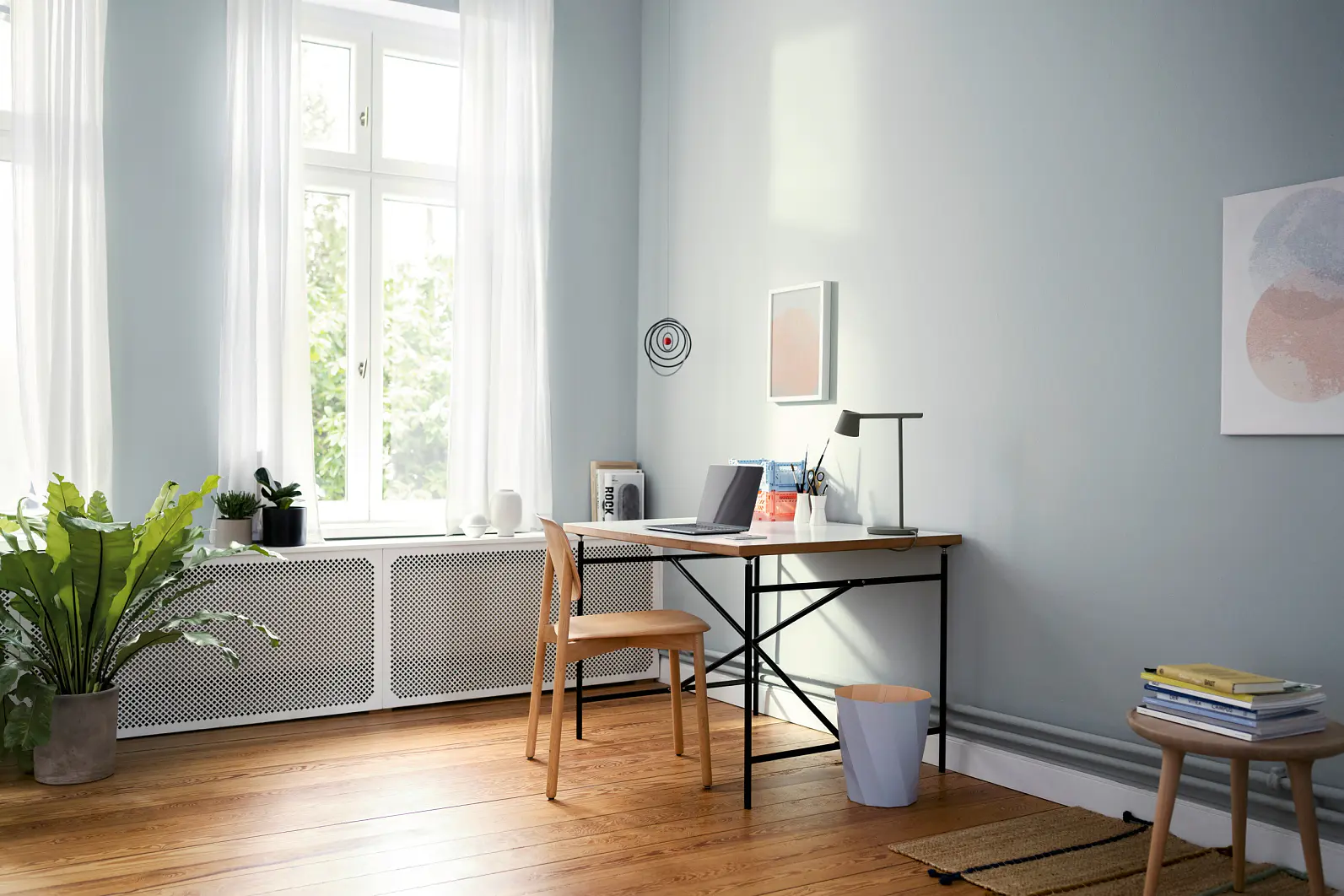 Home office-lösningar - Teaser: Ett skrivbord står mot en vägg med ett vägggaller för tillbehör.