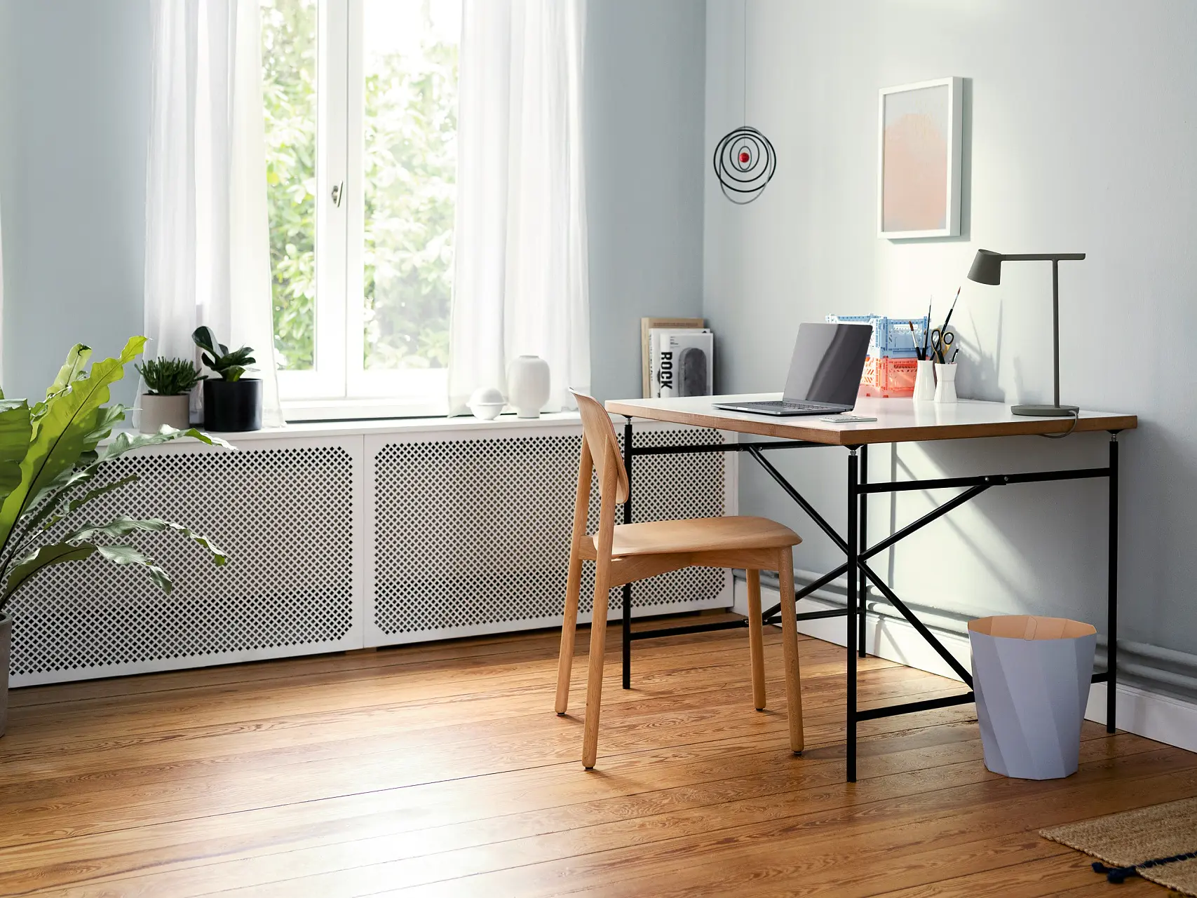 Home office-lösningar - Teaser: Ett skrivbord står mot en vägg med ett vägggaller för tillbehör.