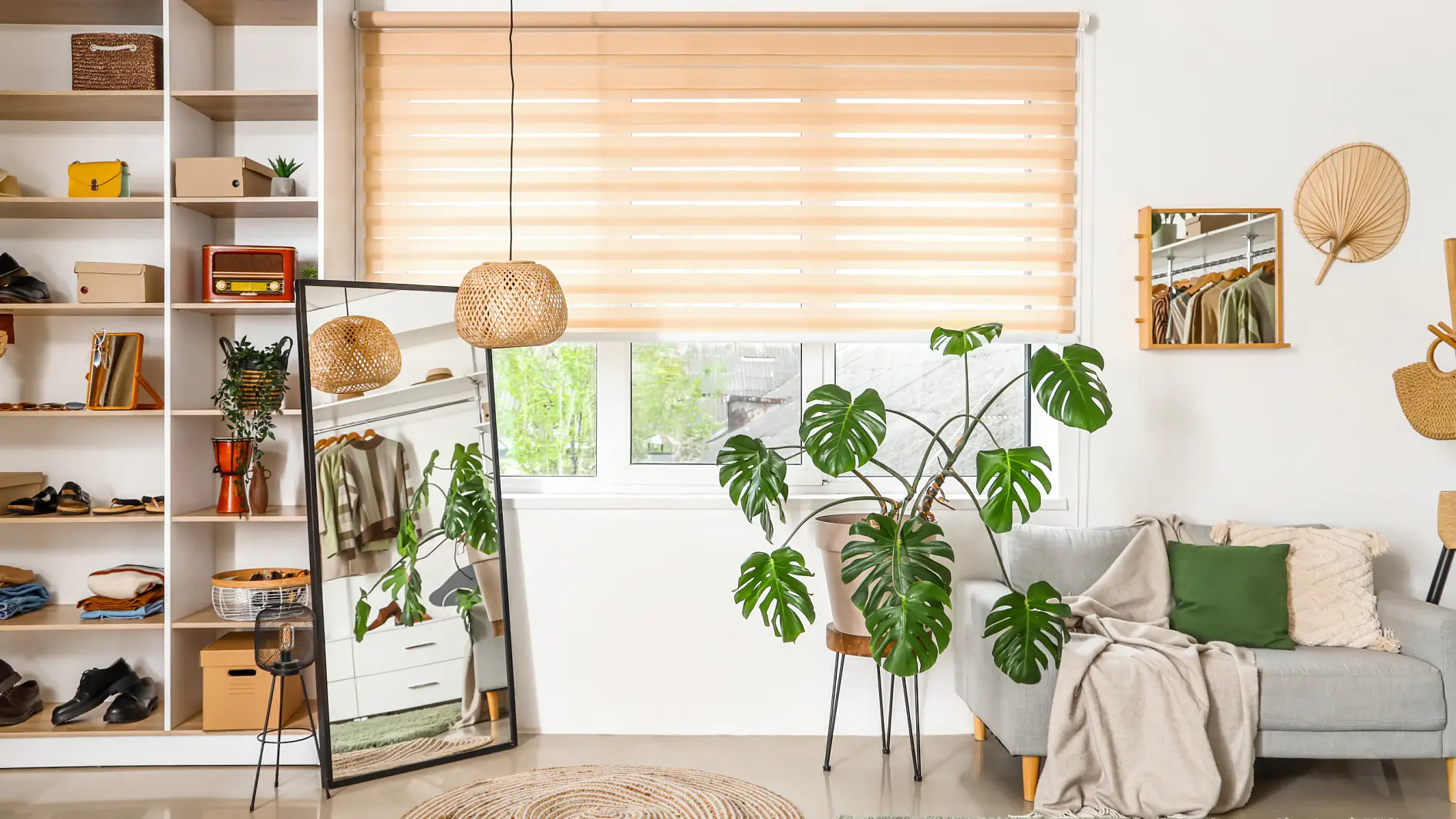 Stilfulla kläder med skor och accessoarer i ljus boutique