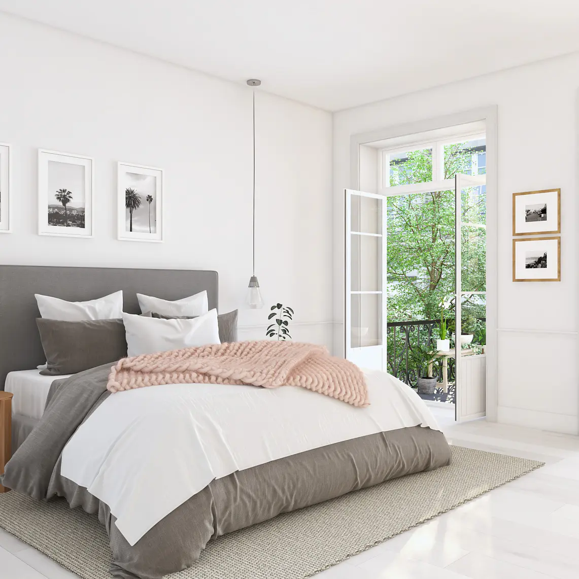 Ljust sovrum med en stor säng med grått och vitt sängkläder samt en rosa filt. Ett litet sidobord i trä står till vänster. Tre svartvita fotografier hänger ovanför sängen, fästa med tesa-tejp. Franska dörrar öppnar upp till en balkong med utsikt över grönska. (This text has been generated by AI)
