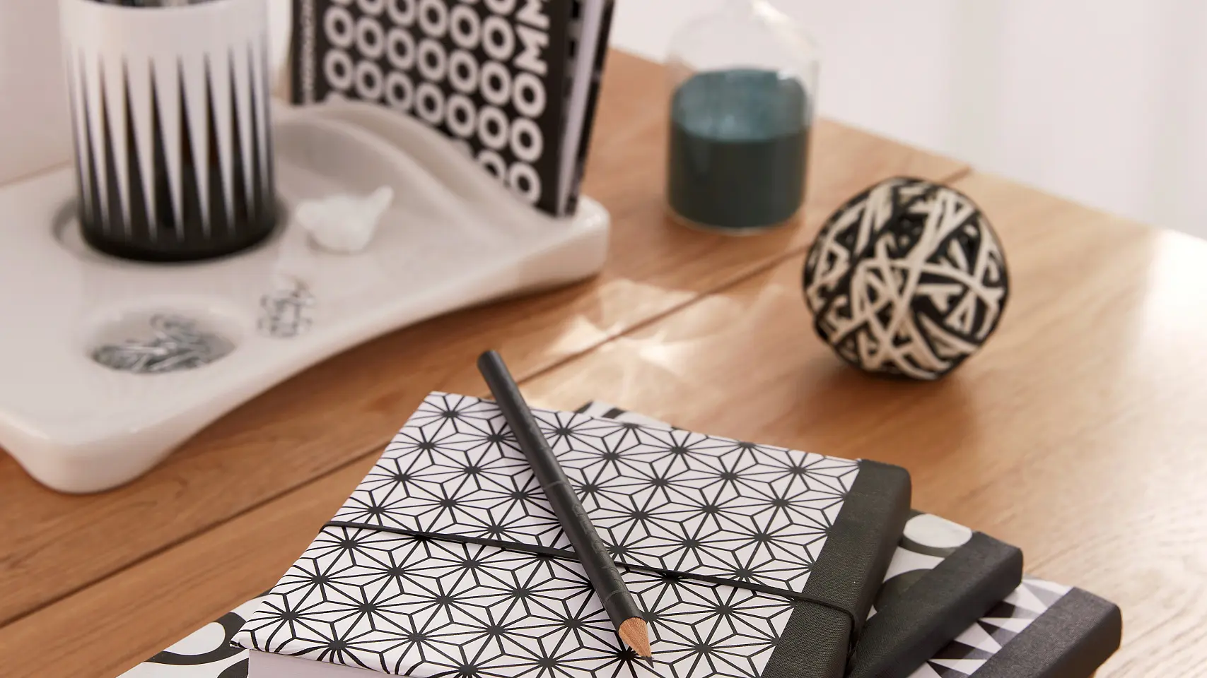 När det gäller anteckningar satsar vi på analogt: De anteckningsböcker som är täckta med dekorativa papper ser nämligen fantastiska ut, är alltid tillgängliga och förbrukar ingen elektricitet.