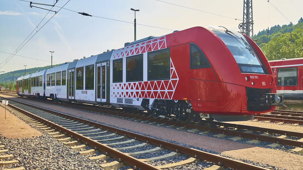 Coradia LINT 54 - รถจักรขับเคลื่อนด้วยดีเซลในซีรีส์ 622 เมื่อเดือนมิถุนายน 2012 การรถไฟเยอรมัน (DB) ได้สั่งซื้อรถ "LINT 54" จำนวน 24 คัน ที่ Alstom ใน Salzgitter - รถจักรขับเคลื่อนด้วยดีเซลที่มี 160 ที่นั่ง สำหรับการคมนาคมในภูมิภาคท้องถิ่นของรัฐไรน์ลันด์-พฟัลซ์.&nbsp;