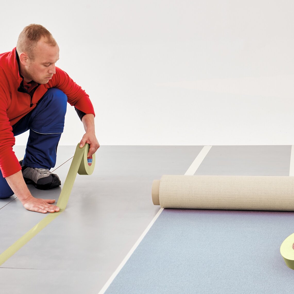 การใช้งาน tesa® 5939 White Carpet Tape: ขั้นตอนที่ 1 การใช้งาน tesa® 5939 White Carpet Tape: ขั้นตอนที่ 1