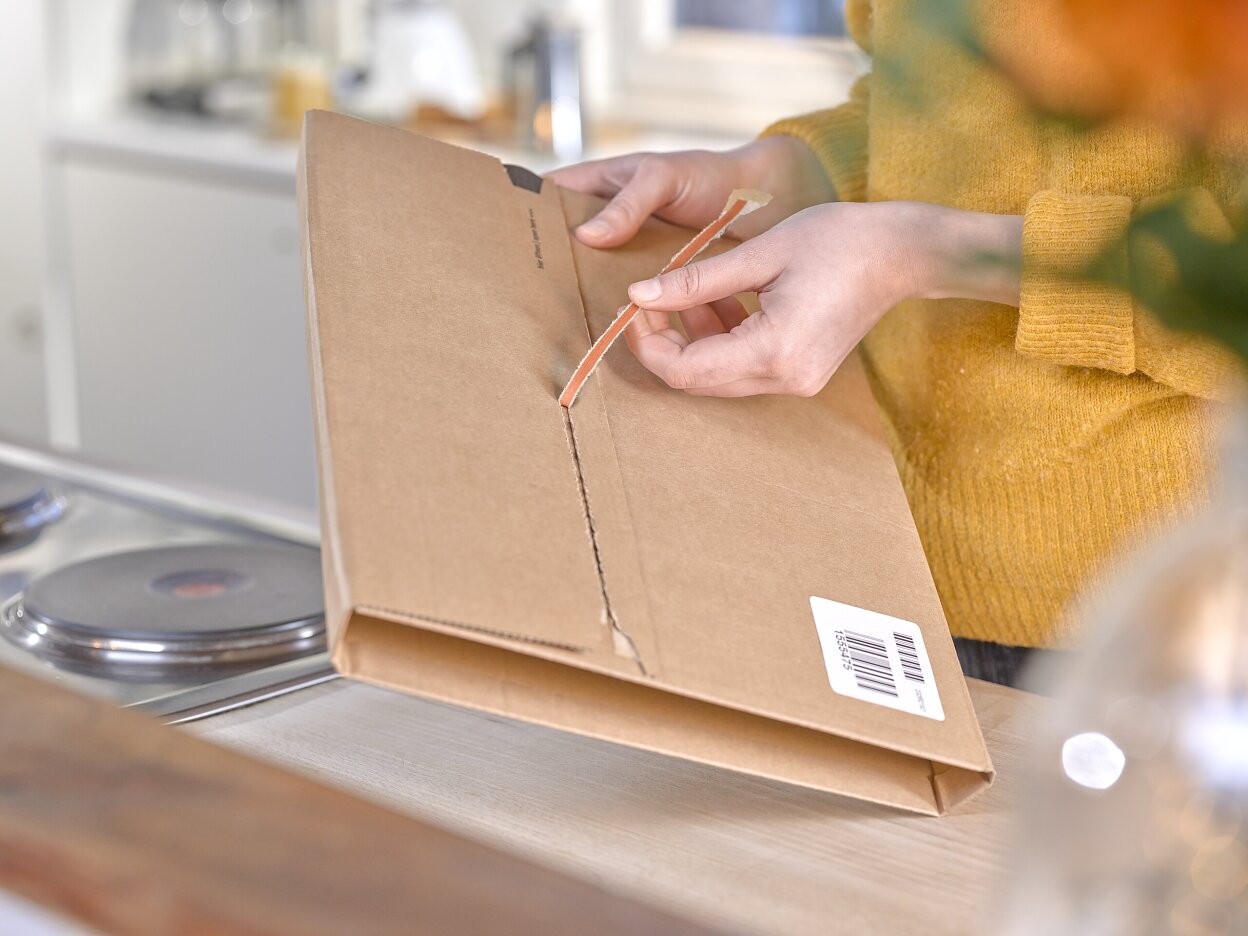 tesa-6190-double-sided-PET-film-box-sealing-tape-with-integrated-tear-tape-008-ap