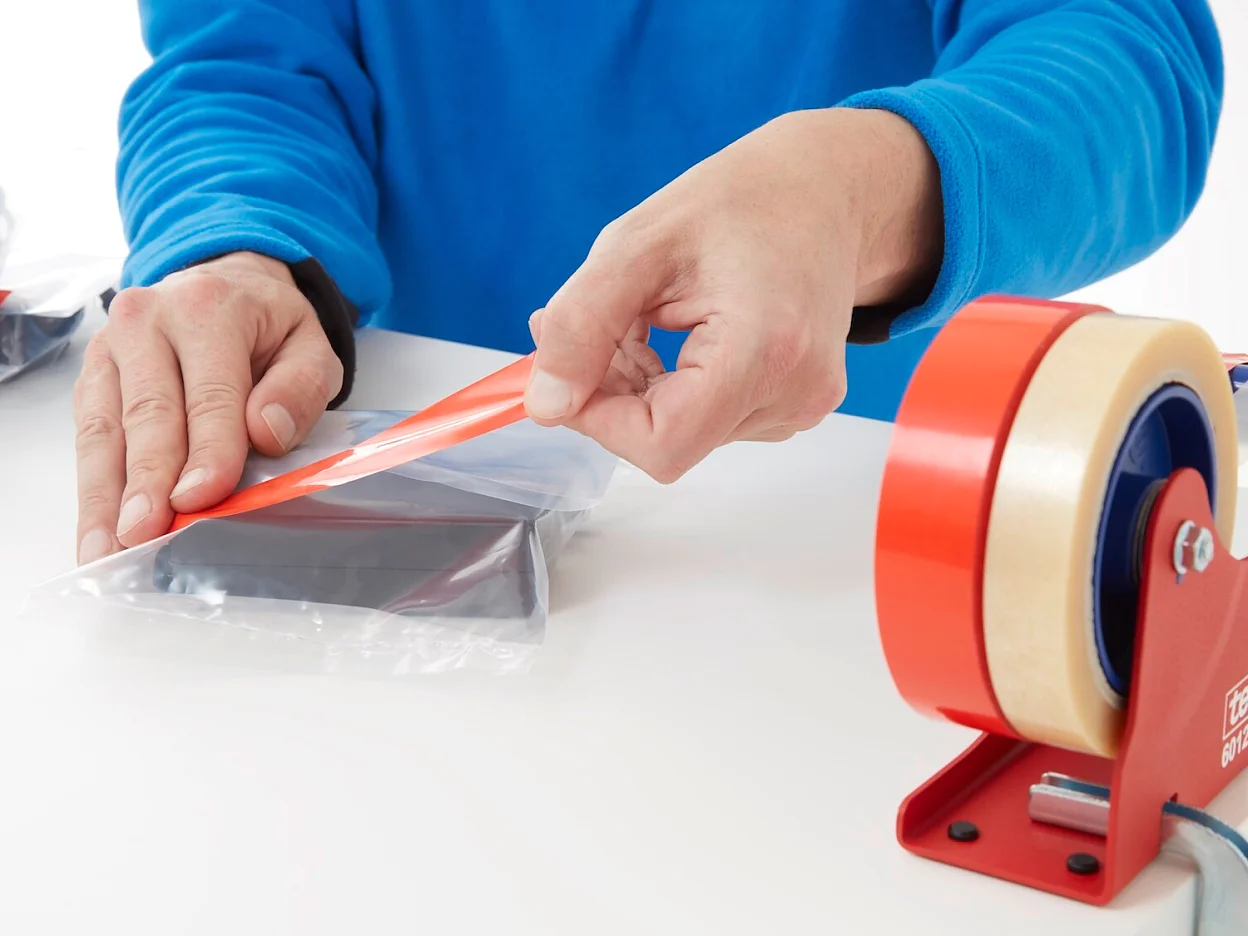 tesa-4204-colored-packing-tape-red-step3of3-ap